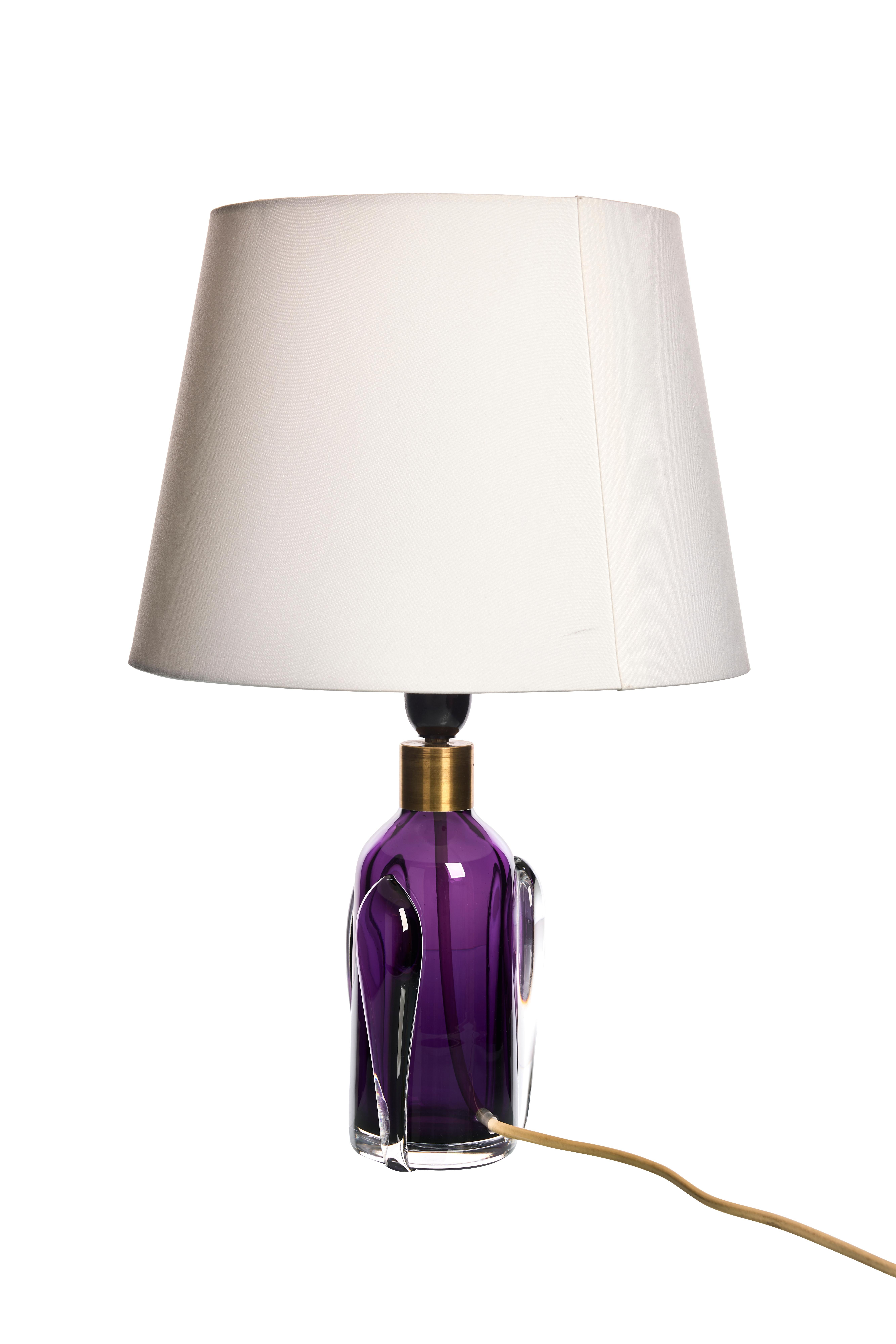 Suédois Lampe de table en verre violet et transparent par Orrefors, Suède, années 1960 en vente