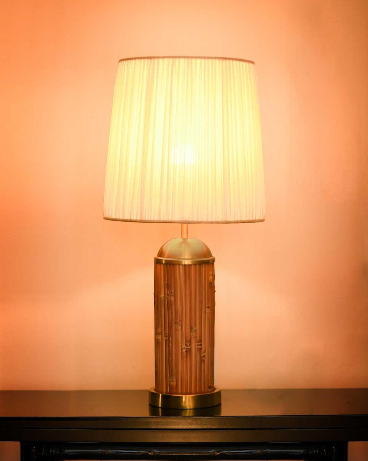 Table lamp in rattan and brass from the 70s, complete with fabric lampshade
Product details
Dimensions: 77 h x 37 diam cm
Materials: Rush, brass, fabric.