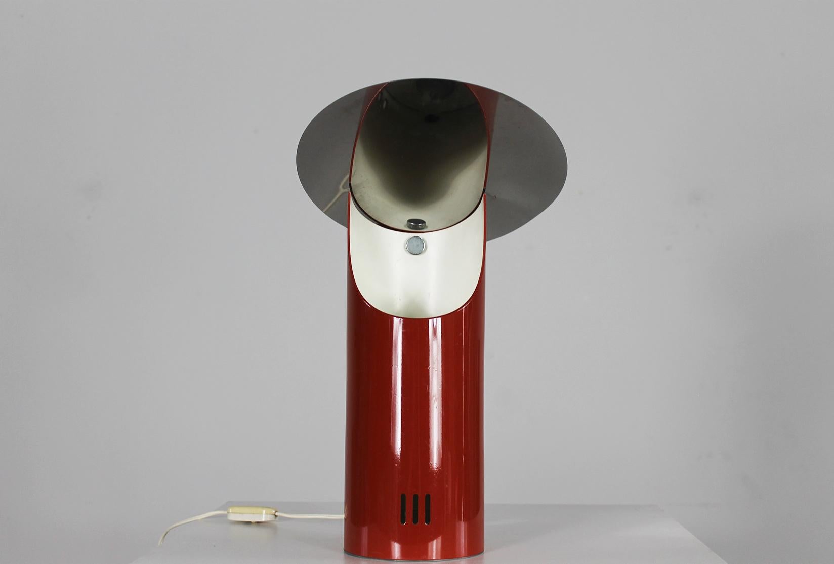 Lampe de table en acier inoxydable laqué rouge produite par Studio Steele dans les années 1970 en Italie.