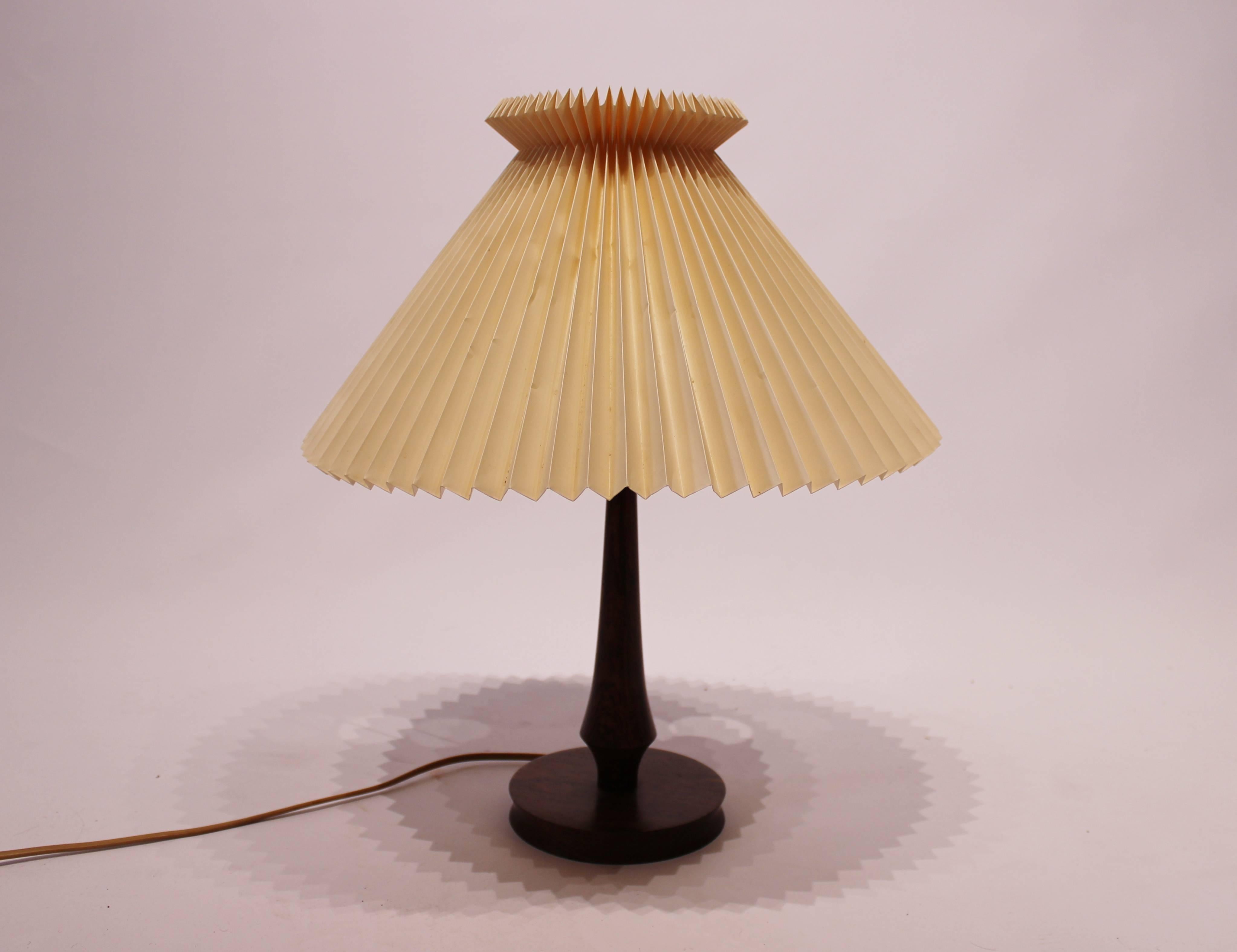 Table lamp in rosewood with Le Klint shade and of Danish design from the 1960s. The lamp is in great vintage condition.