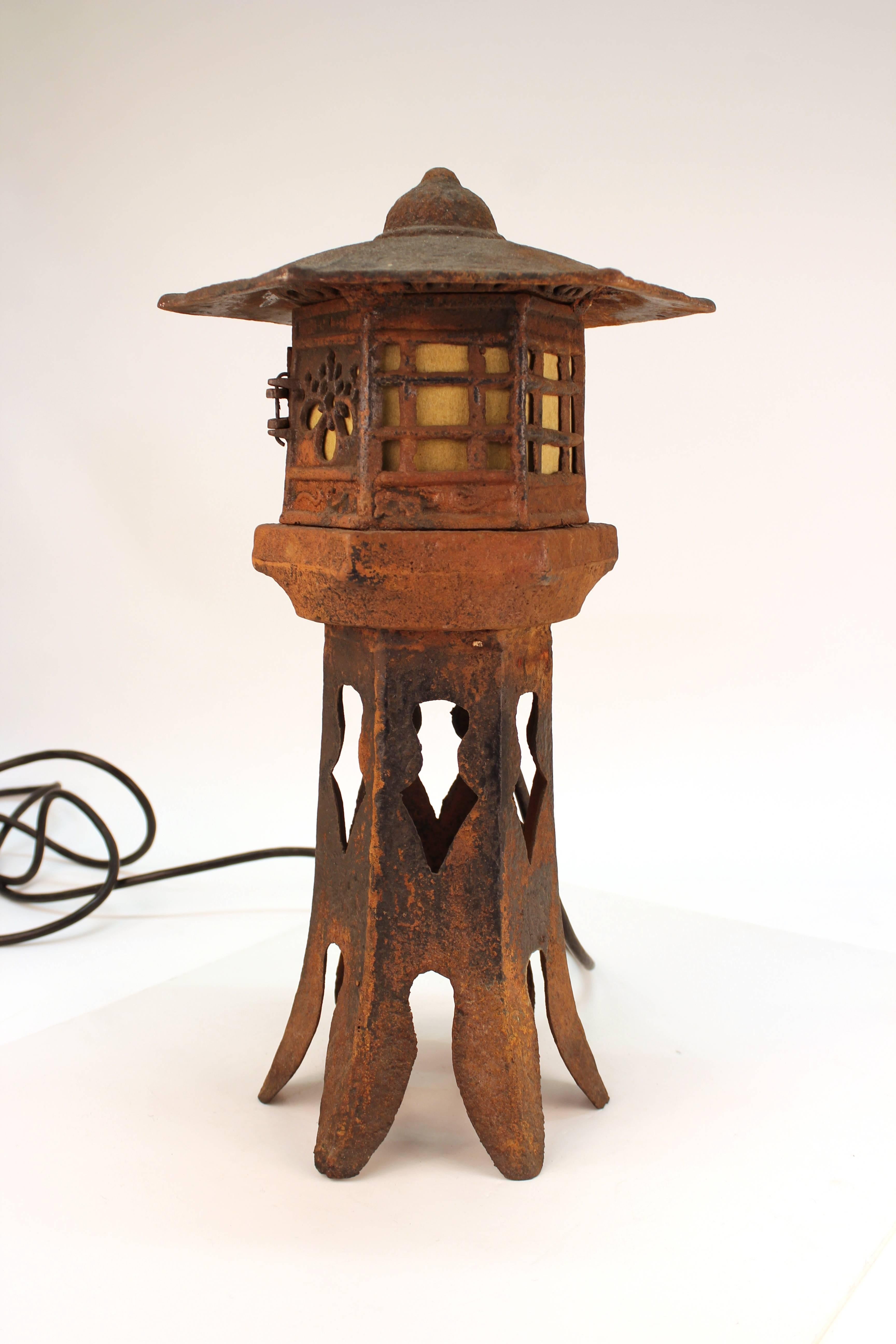 Table Lamp Shaped Like Pagoda In Good Condition In New York, NY
