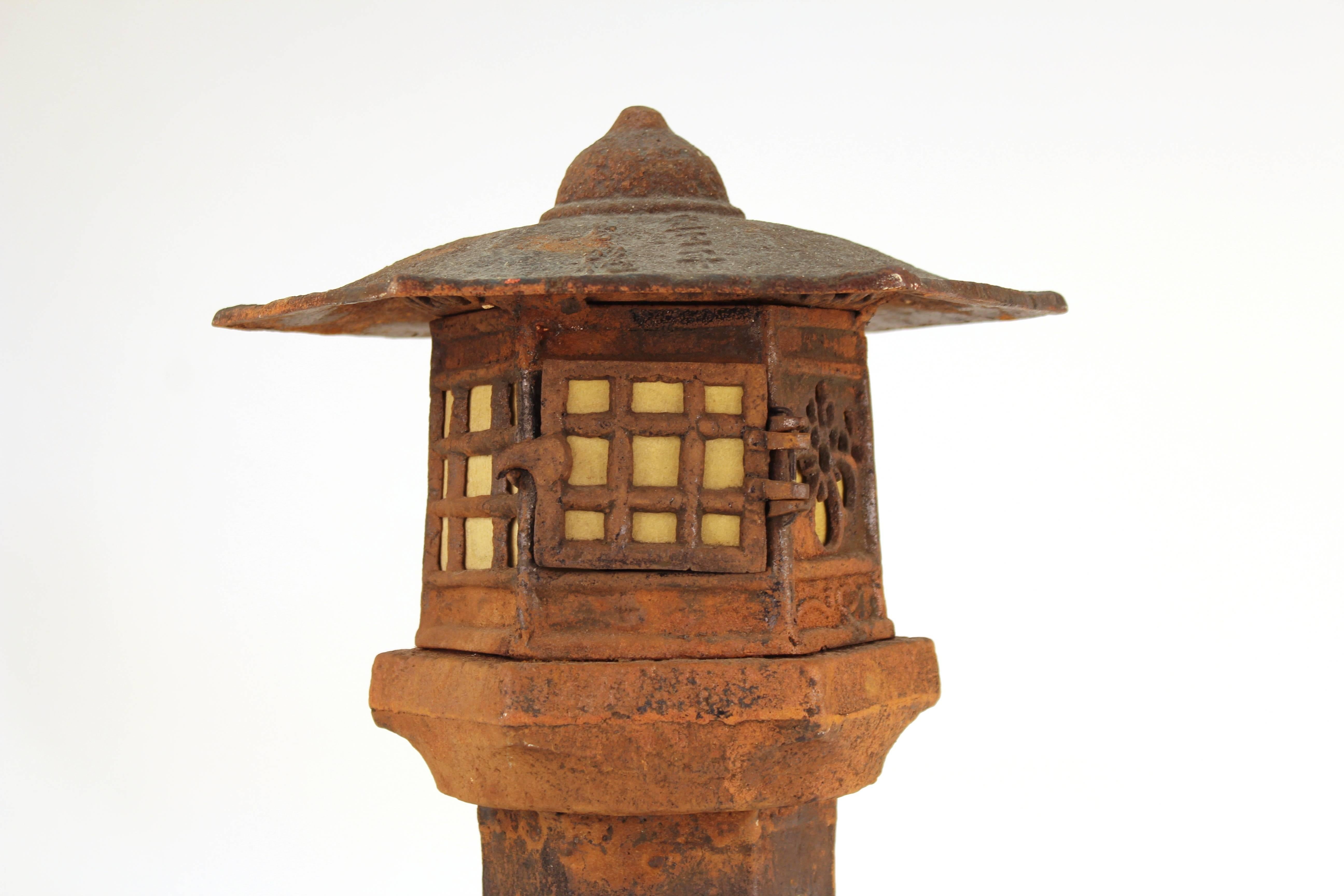 Iron Table Lamp Shaped Like Pagoda