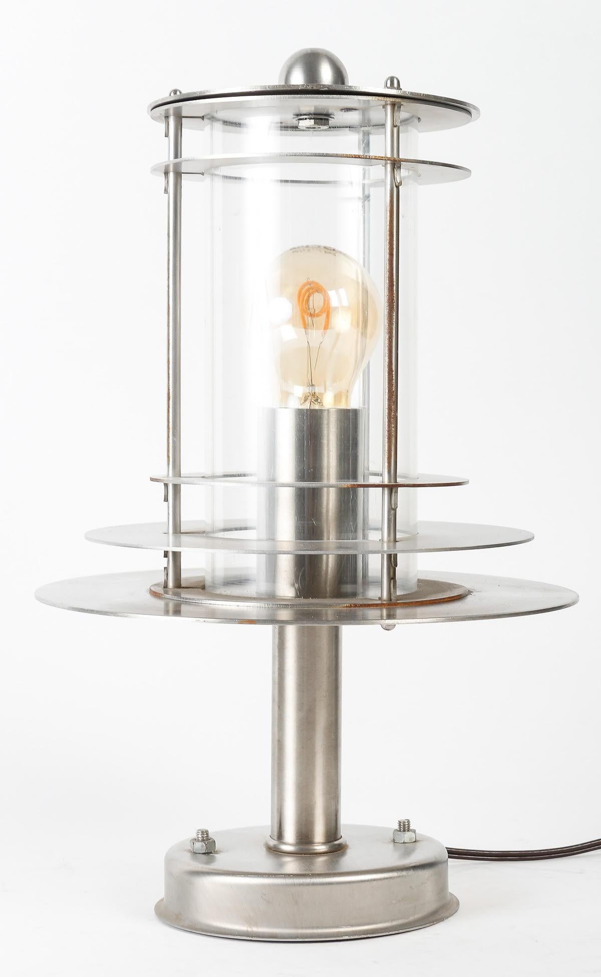 Lampe de table en acier, travail du 20e siècle.

Lampe design du 20e siècle en acier.
h : 39cm, p : 25cm