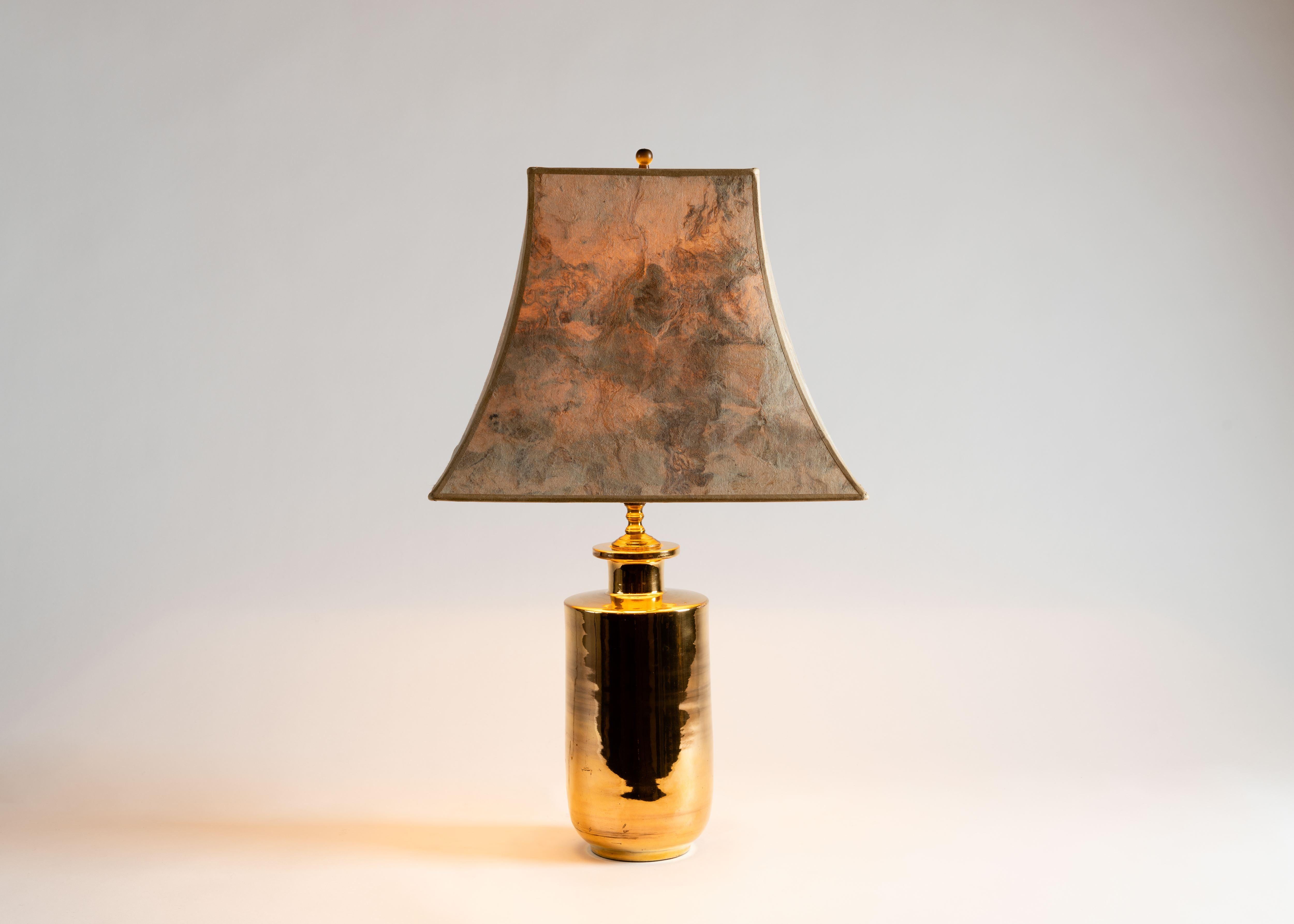 Une étonnante lampe de table en céramique dorée, probablement par Bitossi (pour Bergboms).

Mesures : Hauteur du corps 10
