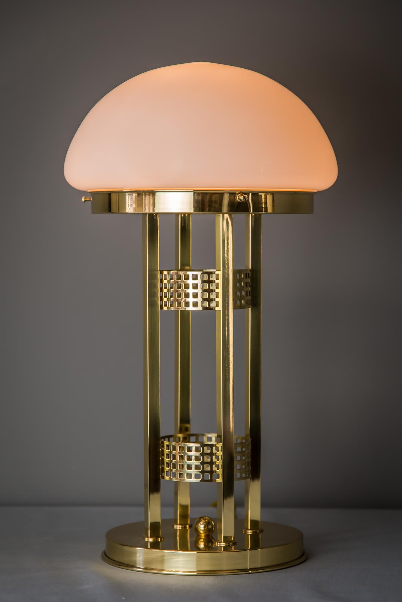 Laiton Lampe de table dans le style de Jugendstil en vente