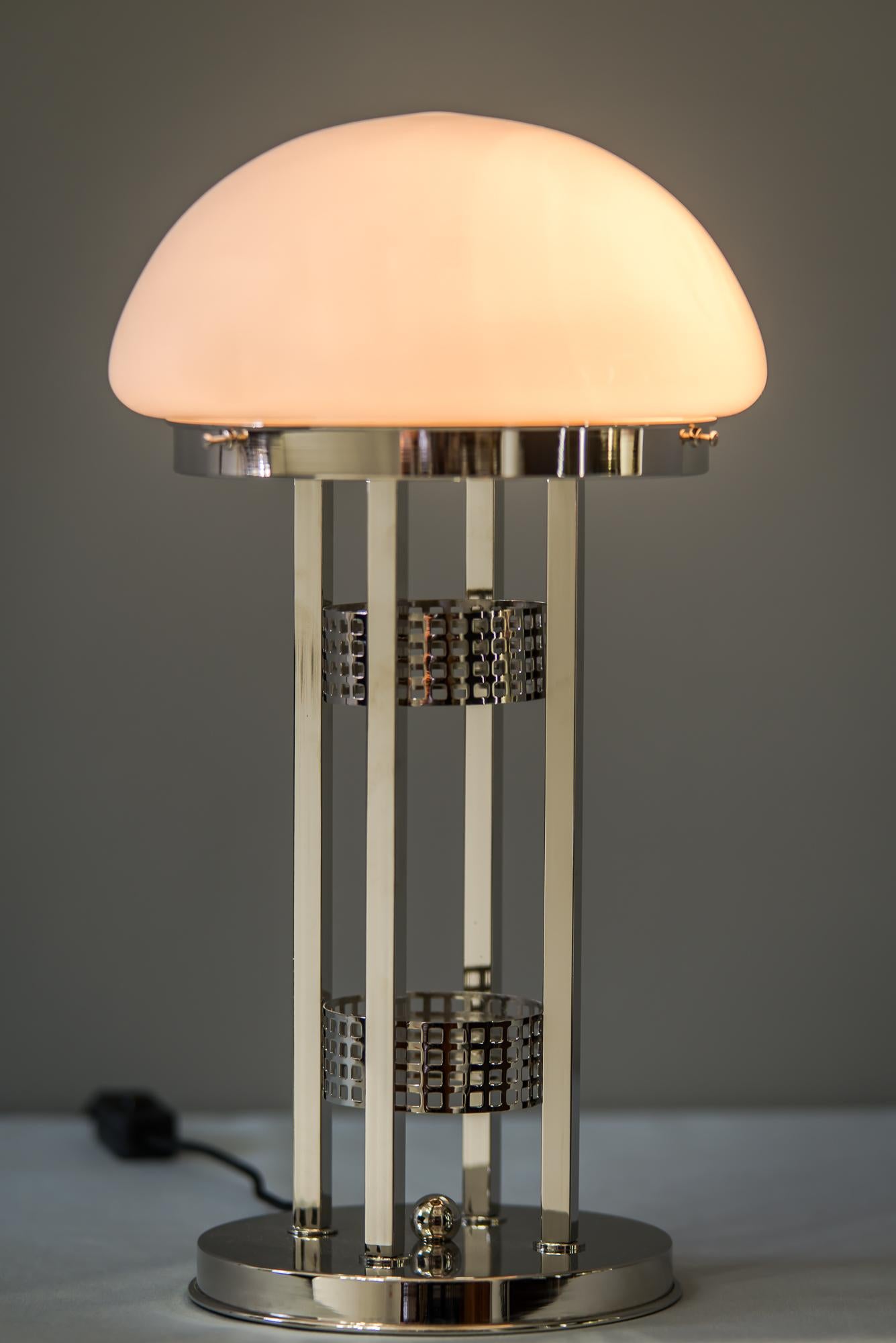 Lampe de table dans le style Jugendstil
Il s'agit d'une reproduction.
Nous avons également la même chose en laiton
Verre opale.
En fonction de la quantité commandée, il faut compter jusqu'à 2 semaines pour terminer les lampes.