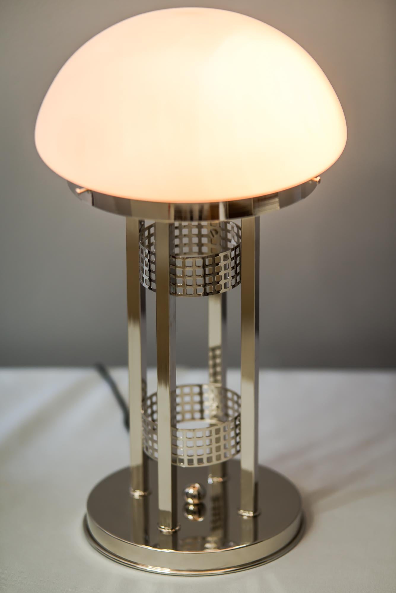 Tischlampe im Stil des Jugendstils aus Nickel (Österreichisch) im Angebot