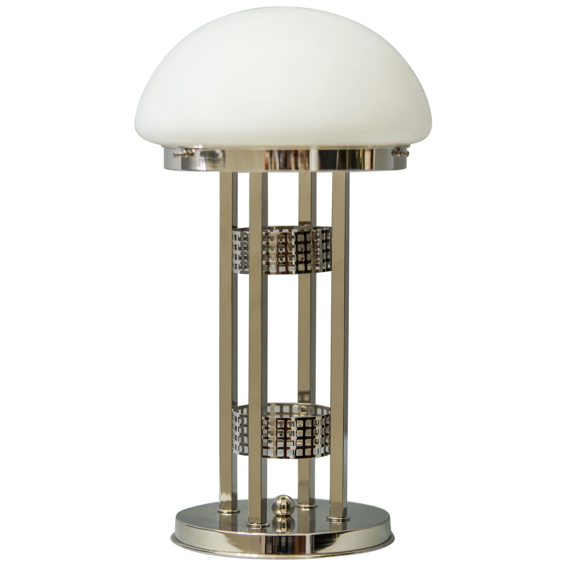 Lampe de table dans le style de Jugendstil « nickel » en vente