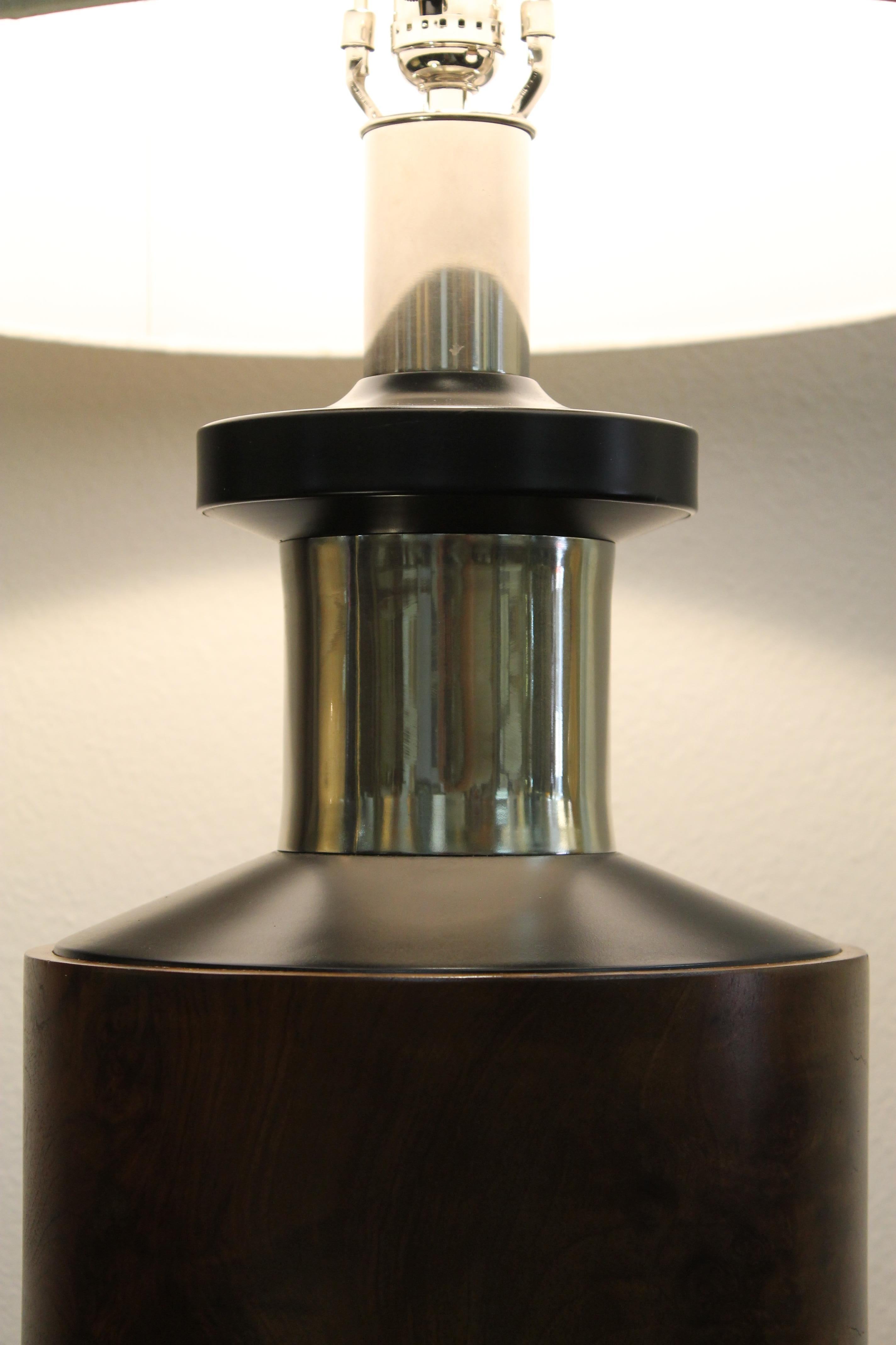 Américain Lampe de table en bois de broussin dans le style de Milo Baughman en vente
