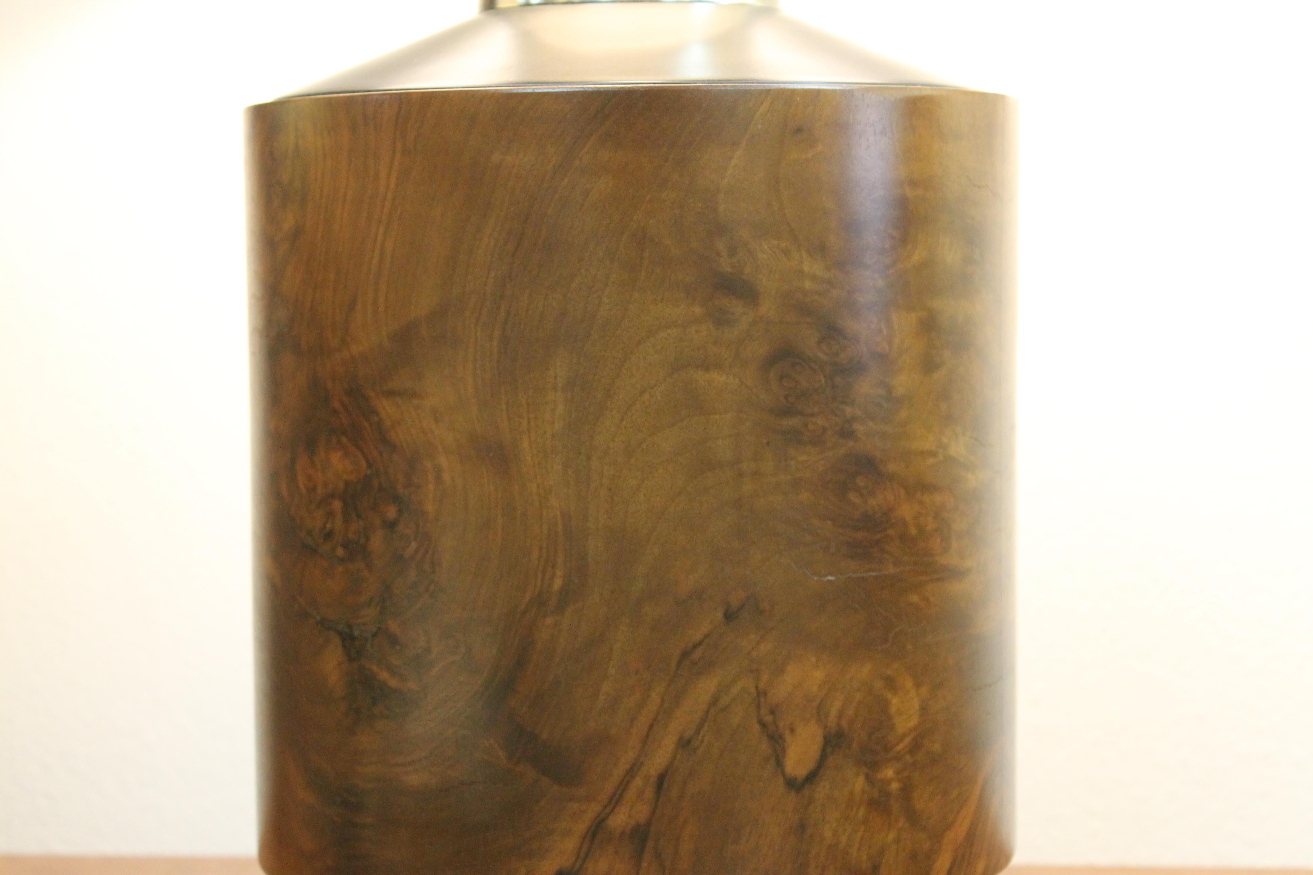 Milieu du XXe siècle Lampe de table en bois de broussin dans le style de Milo Baughman en vente