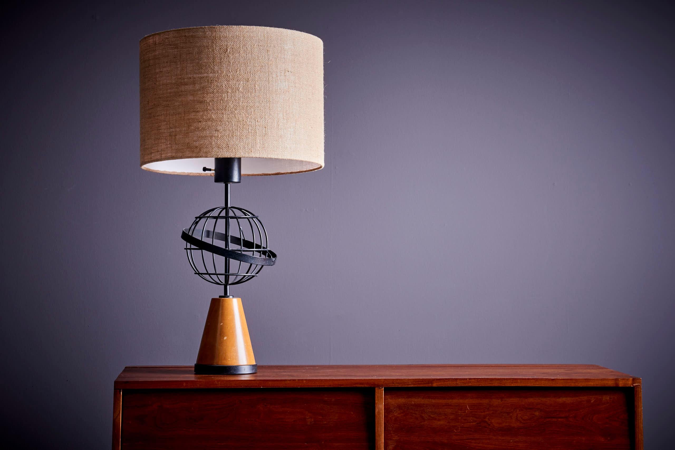 Tischlampe im Stil von Paul McCobb, USA - 1950er Jahre. Die angegebenen Maße beziehen sich auf den Leuchter. Das dekorative Metallelement misst 25 cm im Durchmesser. Die Lampe wird ohne den Schirm geliefert. 