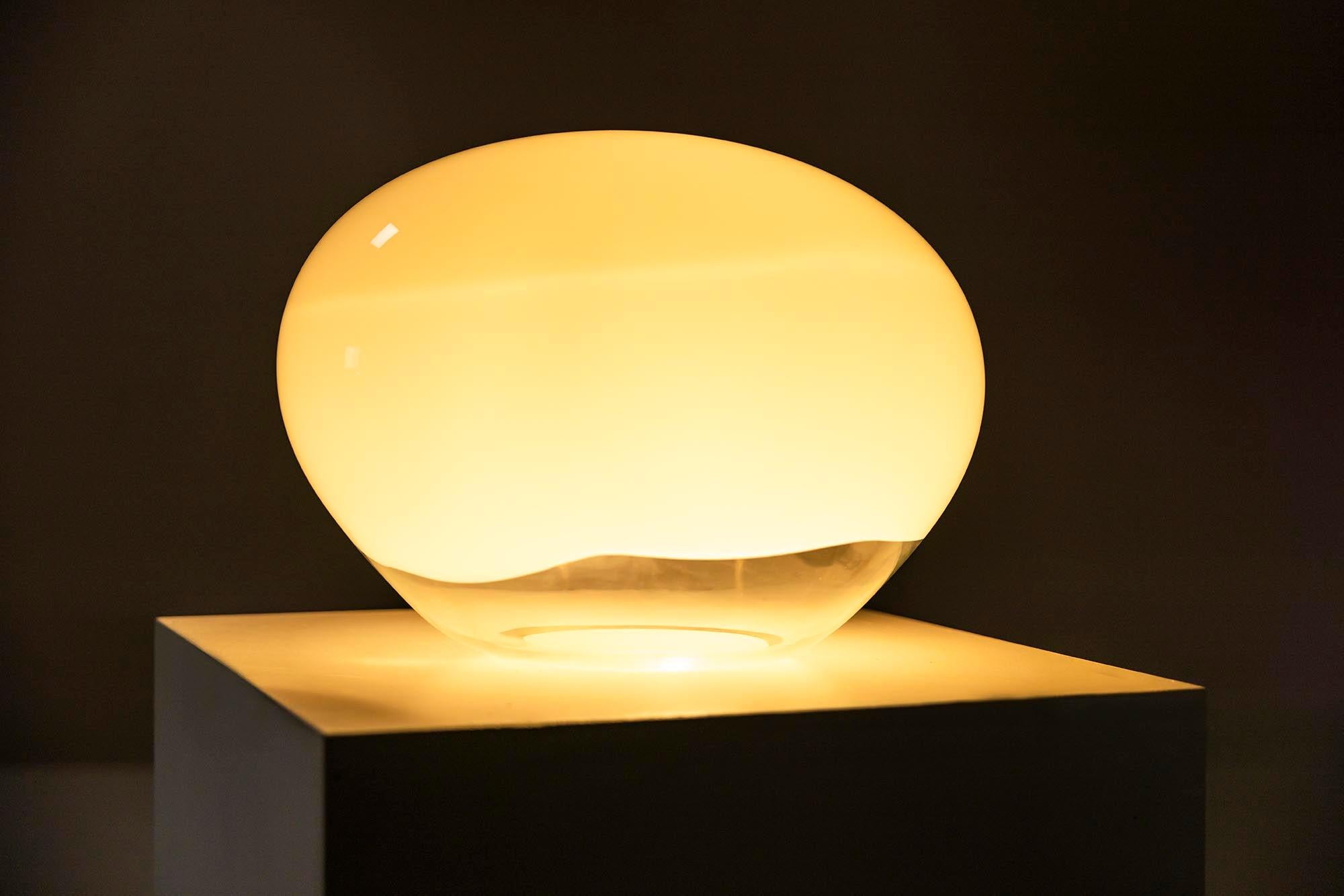 Mid-Century moderno Lampada da tavolo in vetro trasparente e bianco opalino di Vistosi, Italia 1974 in vendita
