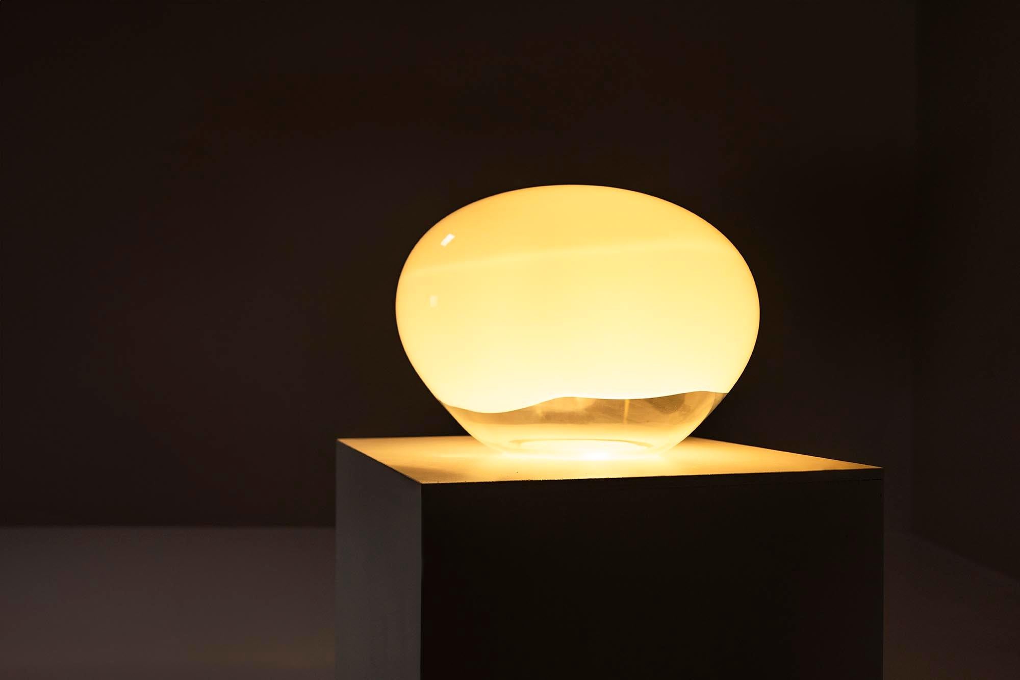 Fine XX secolo Lampada da tavolo in vetro trasparente e bianco opalino di Vistosi, Italia 1974 in vendita