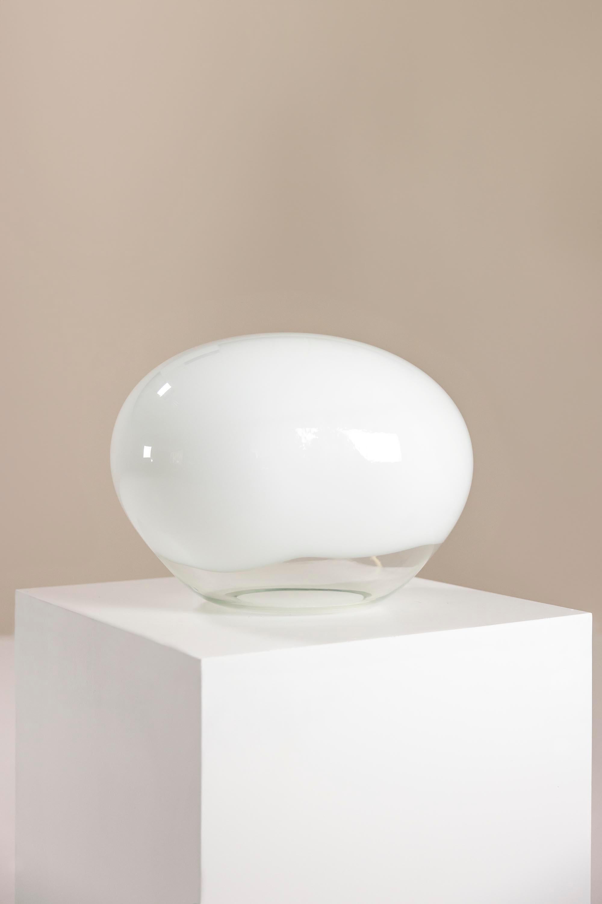Lampada da tavolo in vetro trasparente e bianco opalino di Vistosi, Italia 1974 in vendita 1