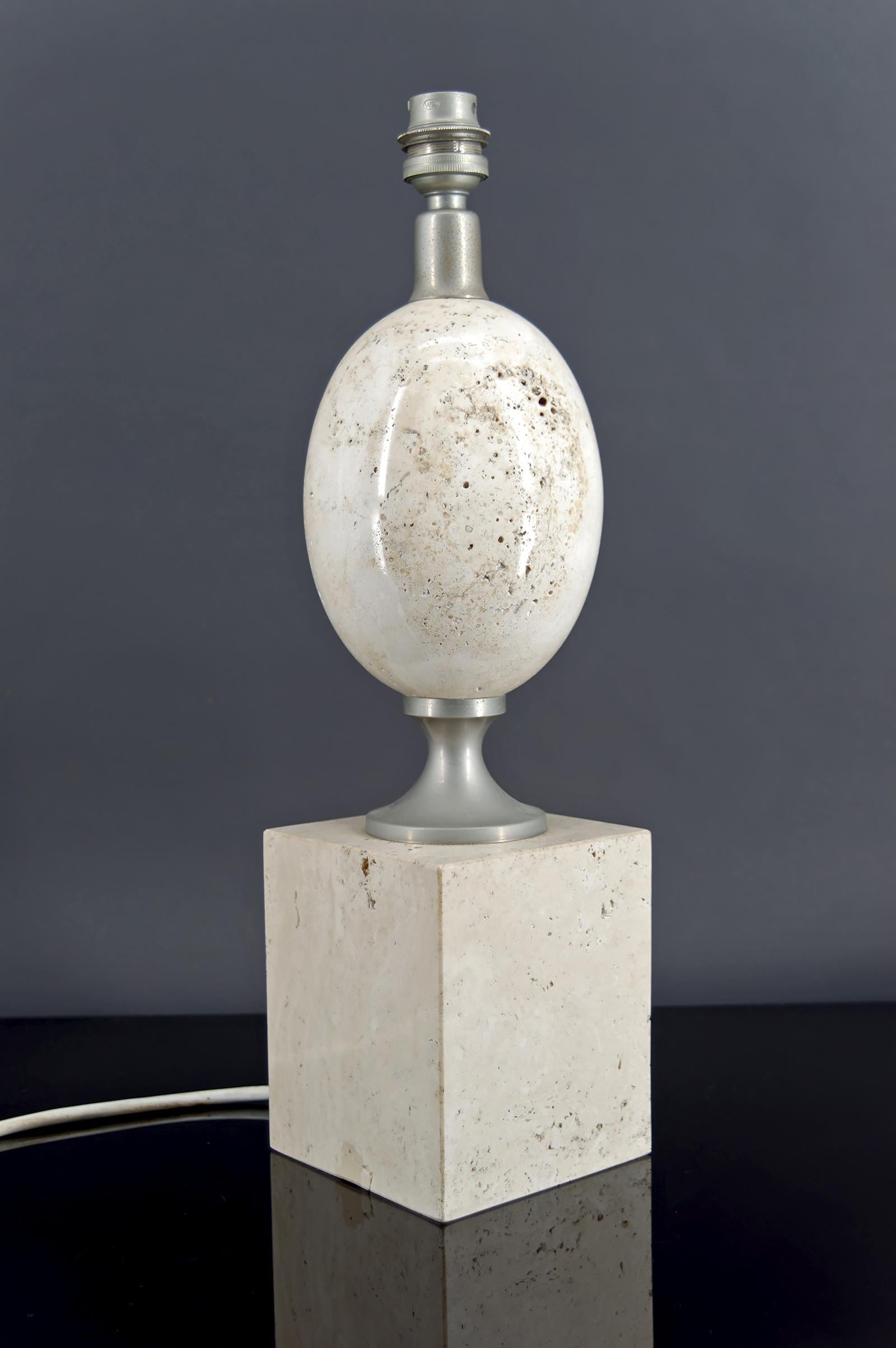 Aporta un toque de elegancia atemporal a tu interior con esta excepcional lámpara de salón, diseñada por el célebre diseñador francés Philippe Barbier en los años 1960-1970. 

Esta pieza de época combina la sencillez del travertino con el