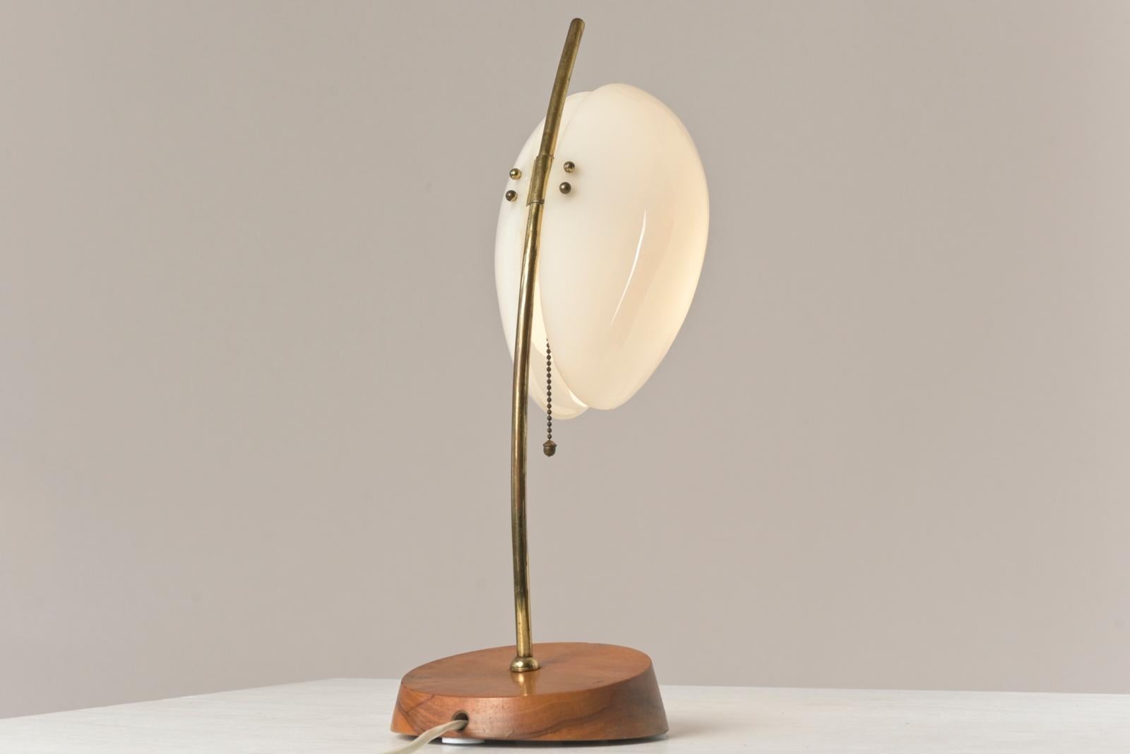 Tischlampe aus Nussbaum und Plexiglas, Deutschland - 1955 im Angebot 1