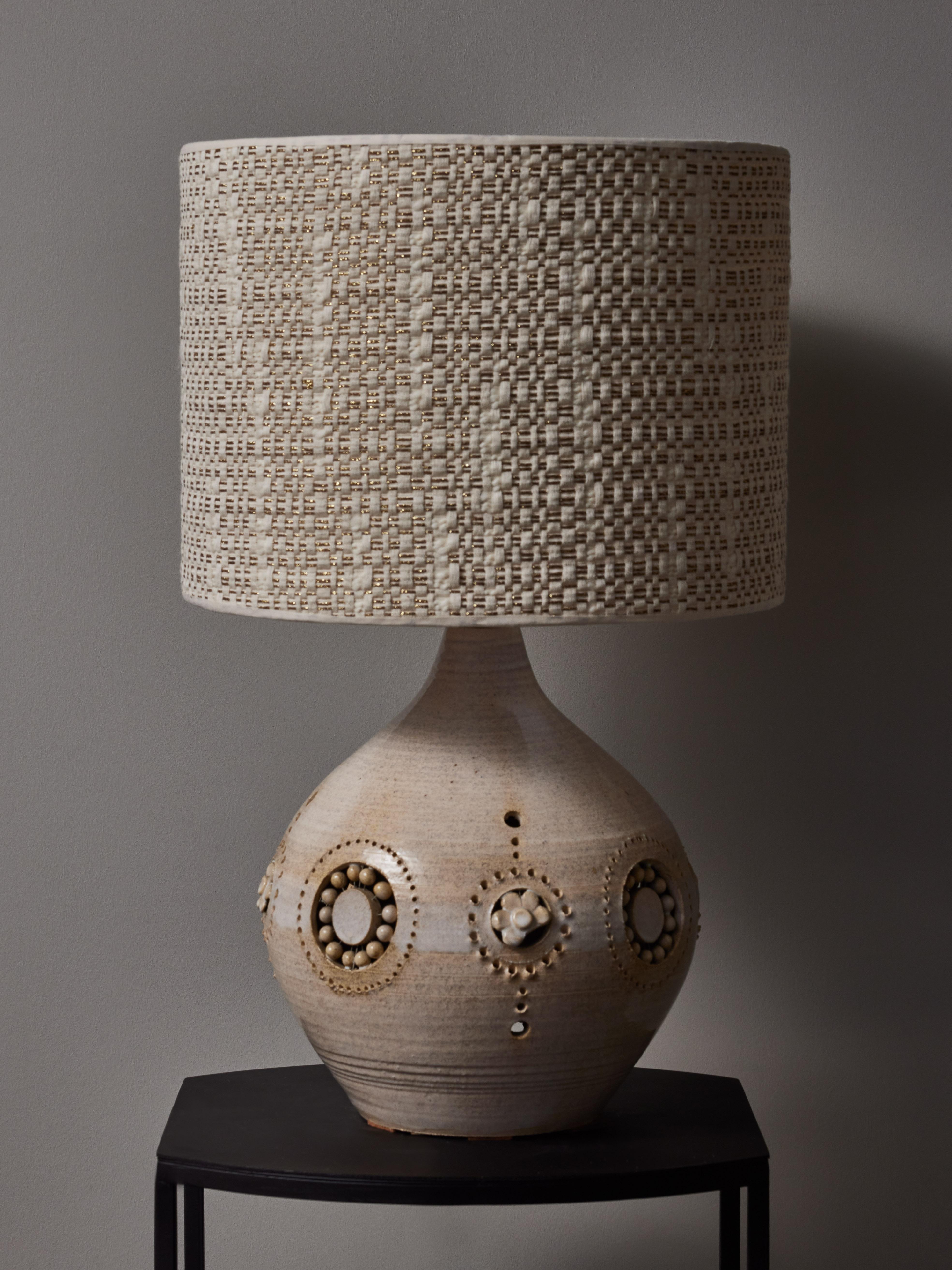 Tischlampe aus weißer Keramik von Georges Pelletier  (Moderne der Mitte des Jahrhunderts) im Angebot