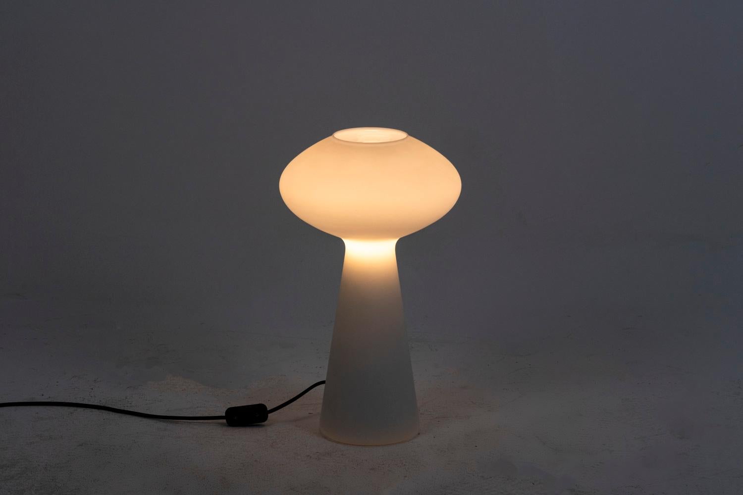 Uno Westerberg, attributed to.
Table lamp in white glass in mushroom shaped.

Swedish work realized in the 1960s. 

New and functional electrical system.
 