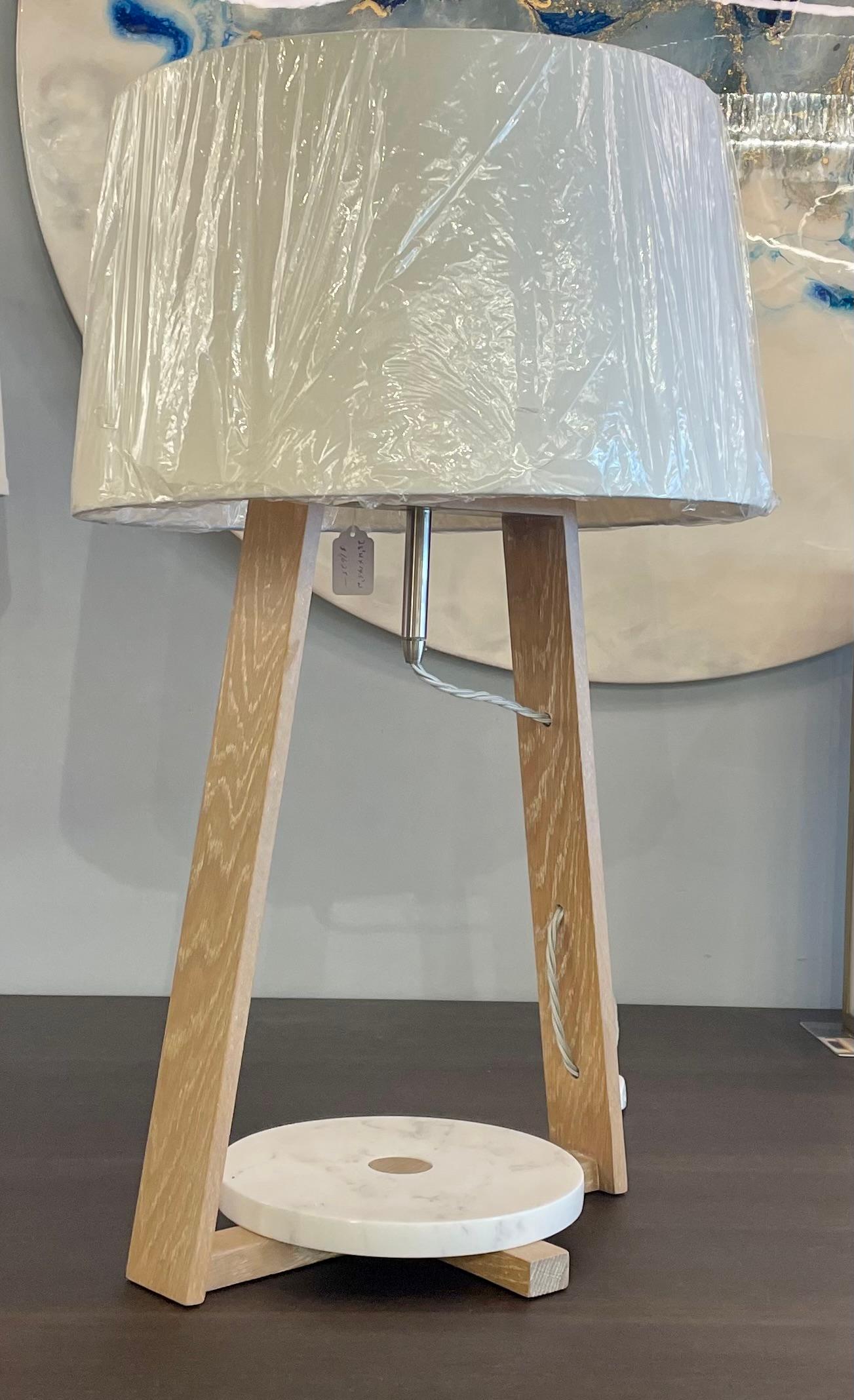 Lampe de table contemporaine en chêne blanc avec base en marbre et abat-jour rond.
   