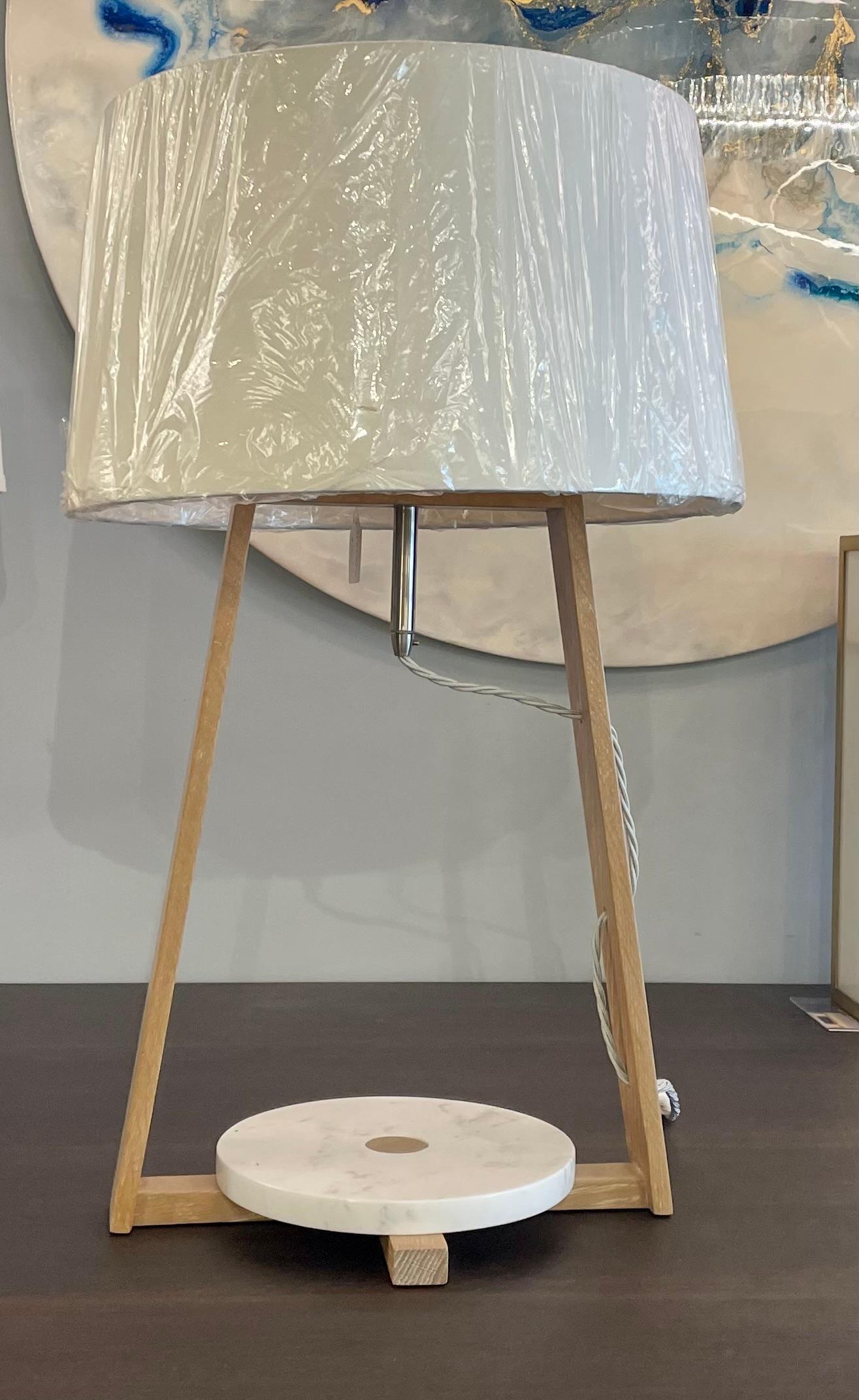 Moderne Lampe de bureau en chêne blanc avec une base en marbre. en vente