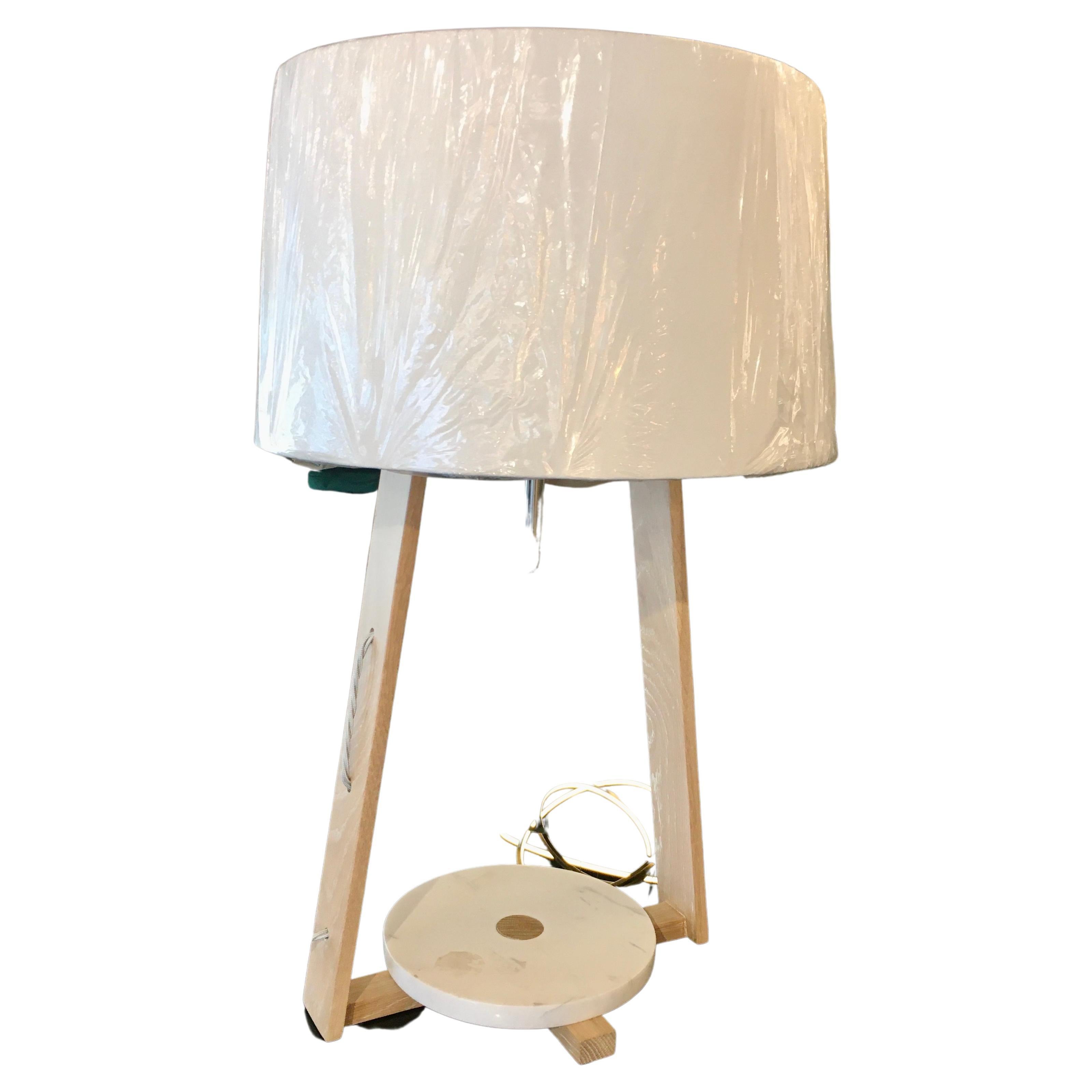 Lampe de bureau en chêne blanc avec une base en marbre.