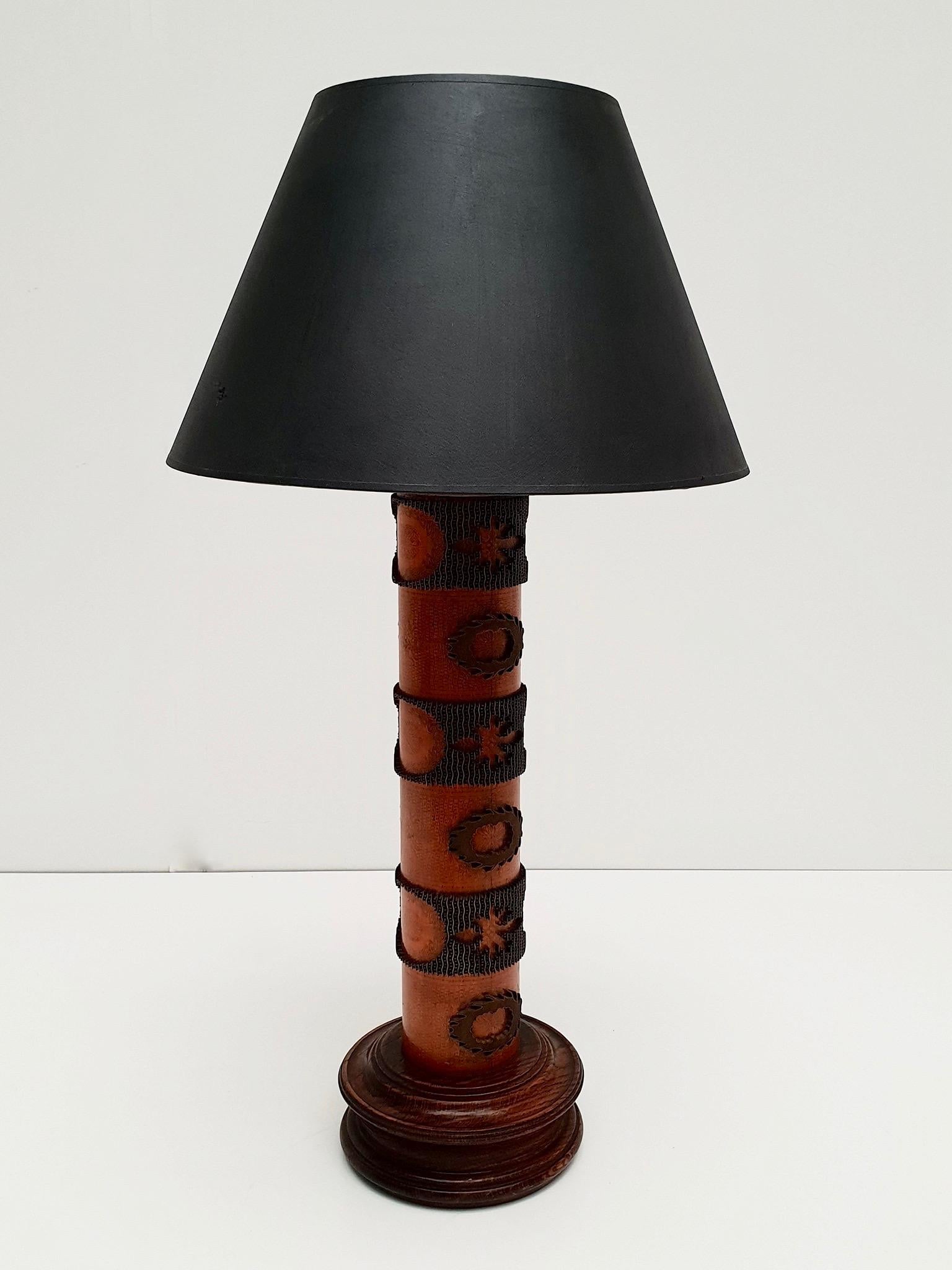 Lampe de bureau en bois et laiton fabriquée à partir d'un ancien timbre en vente 4