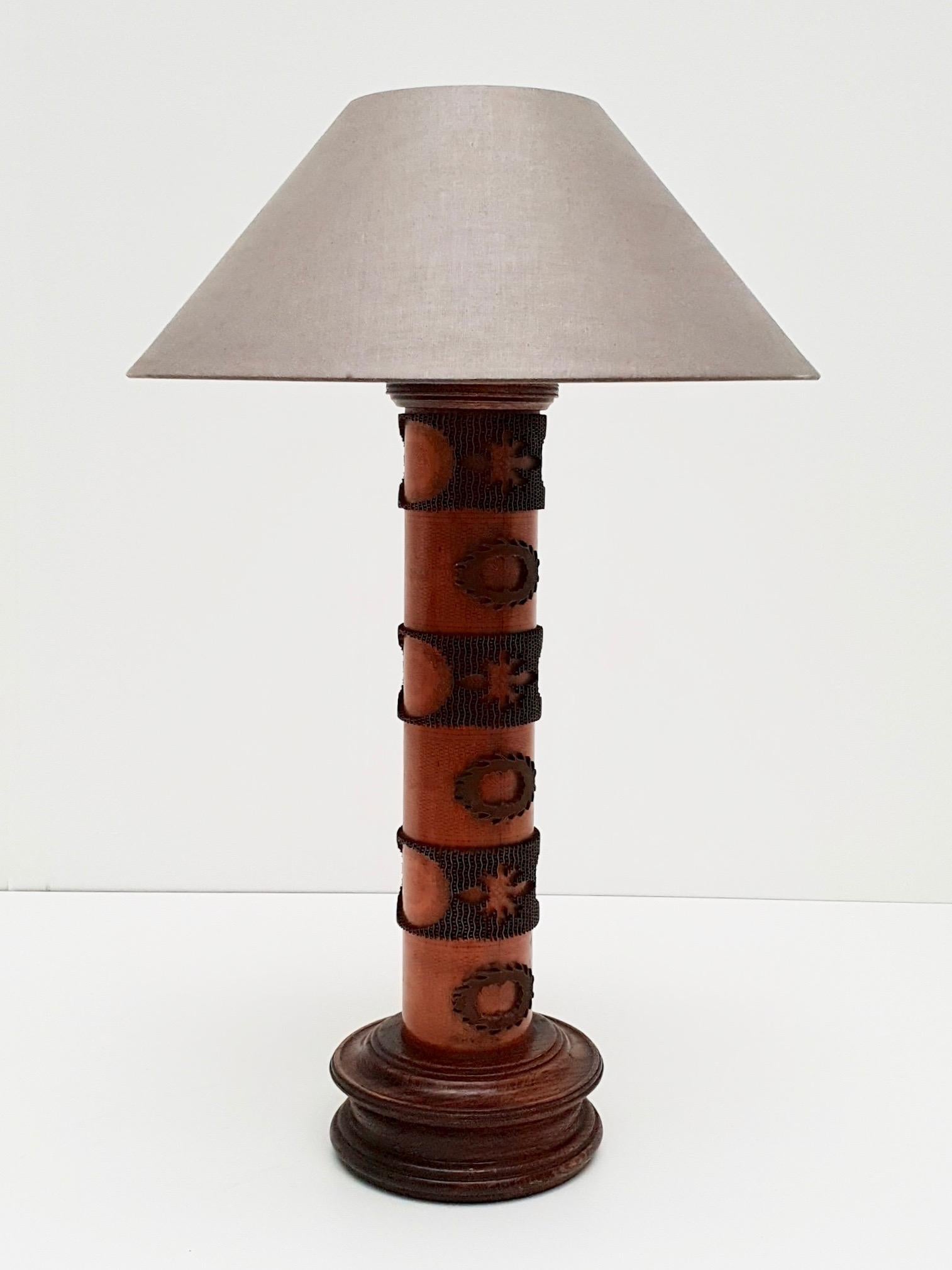 Lampe de bureau en bois et laiton fabriquée à partir d'un ancien timbre en vente 5