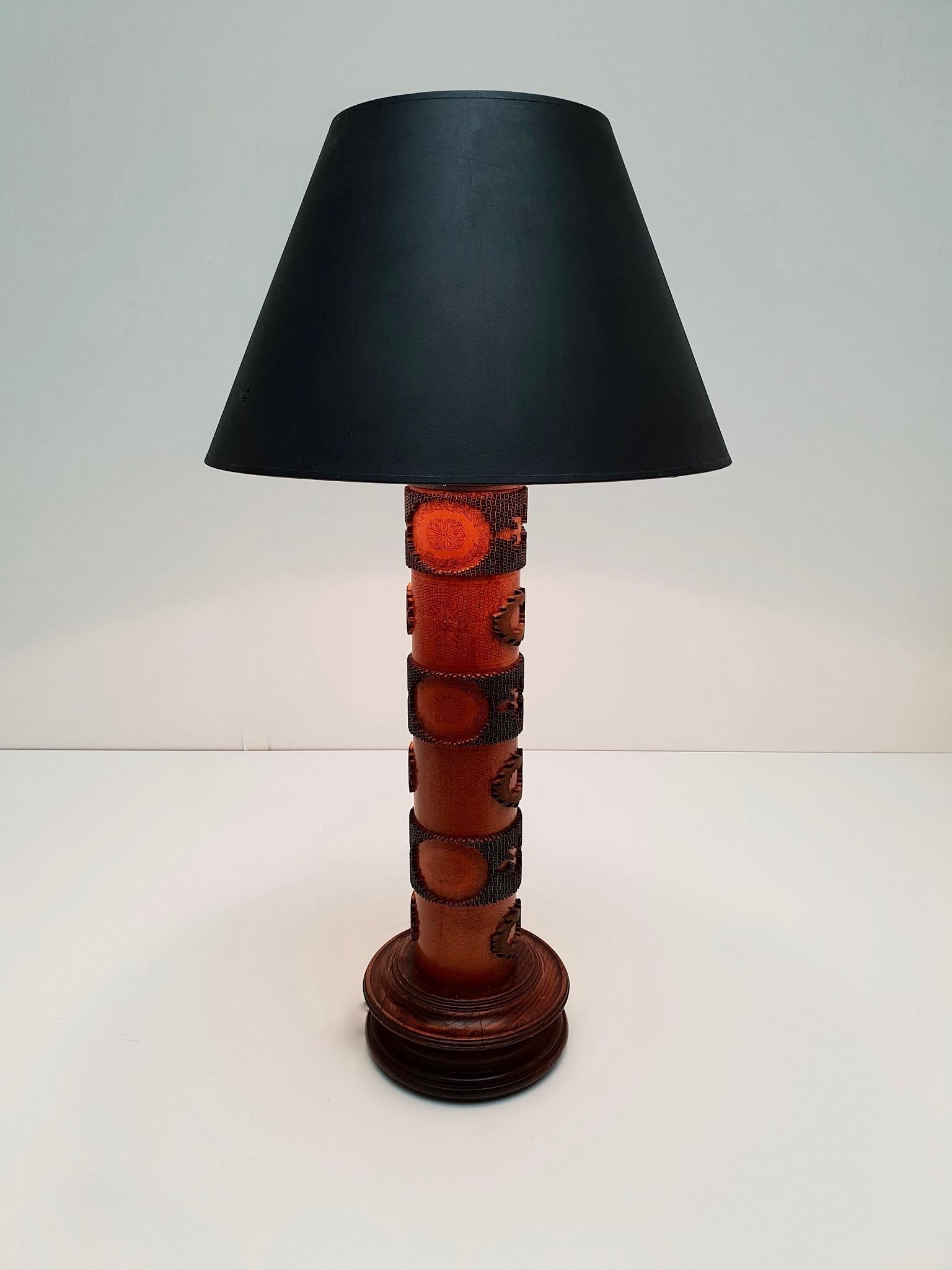Table lamp in wood and brass made from an old stamp.
Measures: Height base 74 cm.
Diameter base 24 cm and 12 cm.
Height with black shade 95 cm. Diameter shade 50 cm.
Weight 5 kg.

The lamp shade are not included in the price.