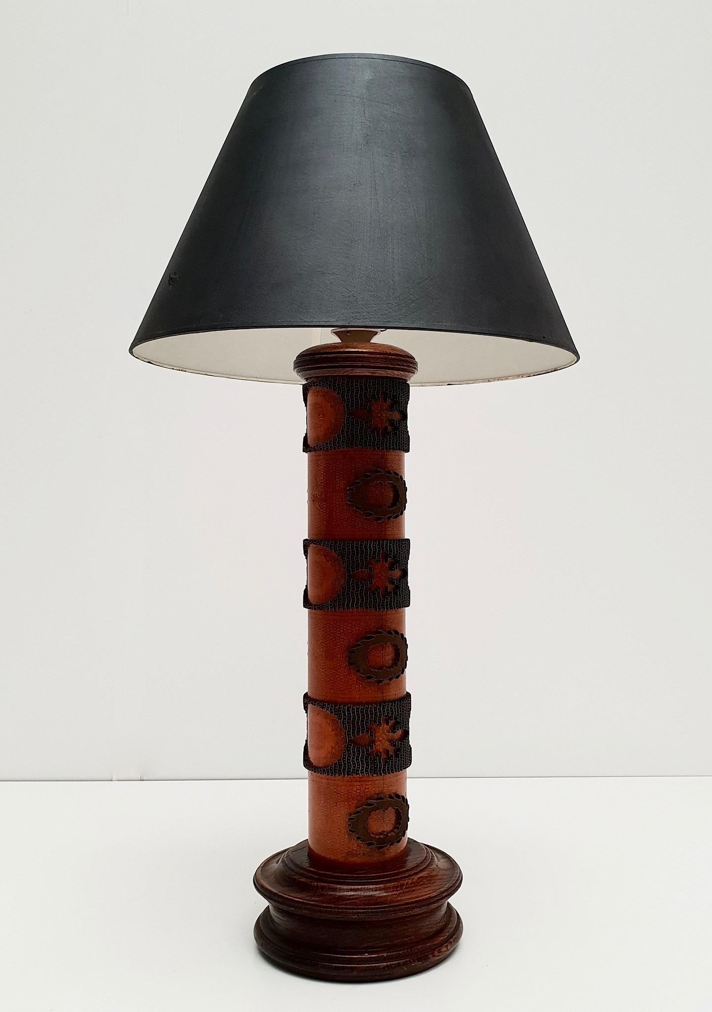 Mid-Century Modern Lampe de bureau en bois et laiton fabriquée à partir d'un ancien timbre en vente