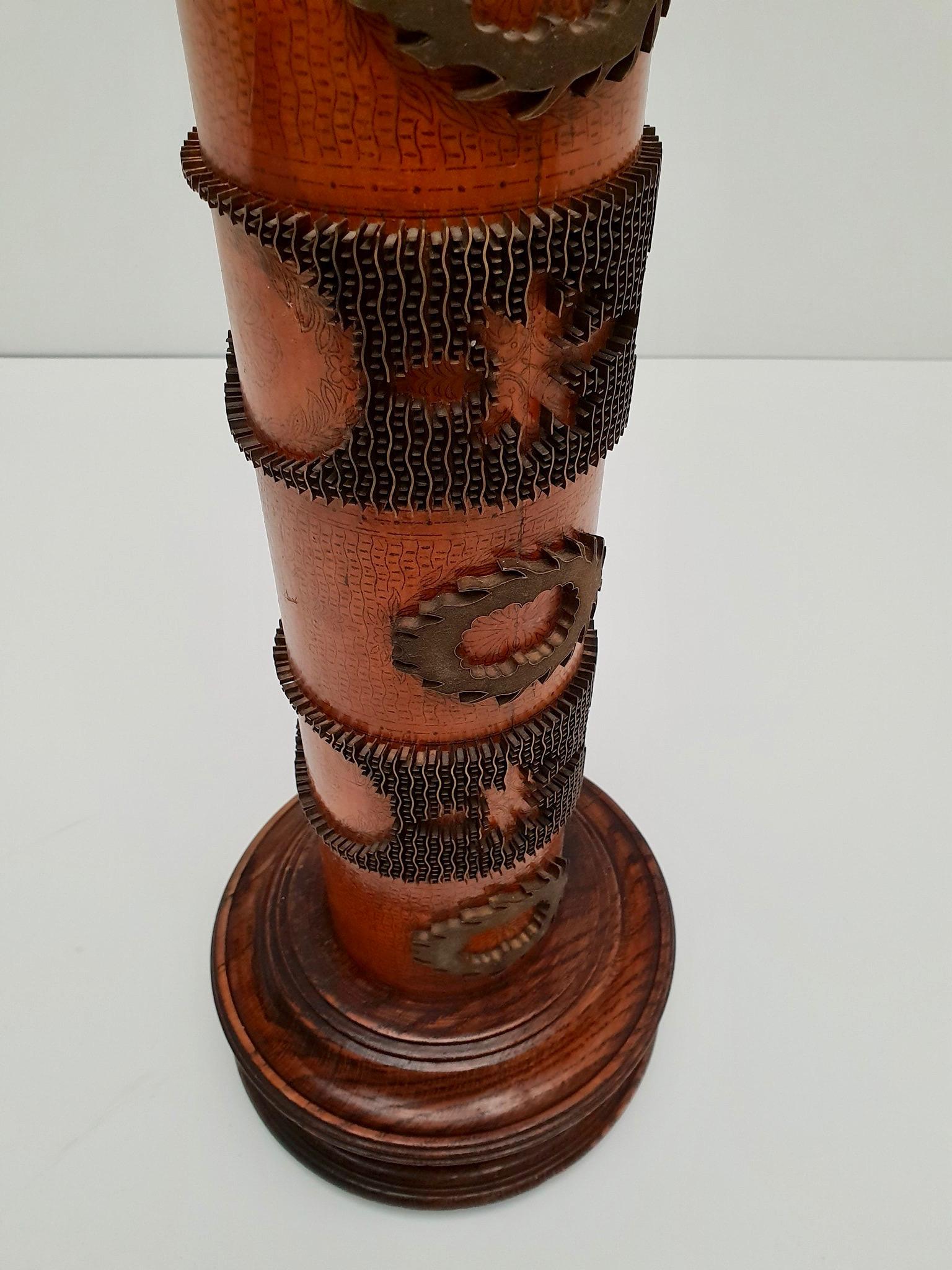 Laiton Lampe de bureau en bois et laiton fabriquée à partir d'un ancien timbre en vente