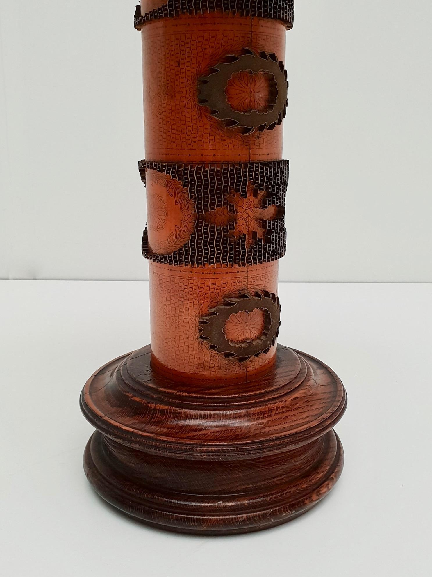Lampe de bureau en bois et laiton fabriquée à partir d'un ancien timbre en vente 1