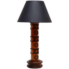 Lámpara de mesa de madera y latón hecha con un sello antiguo