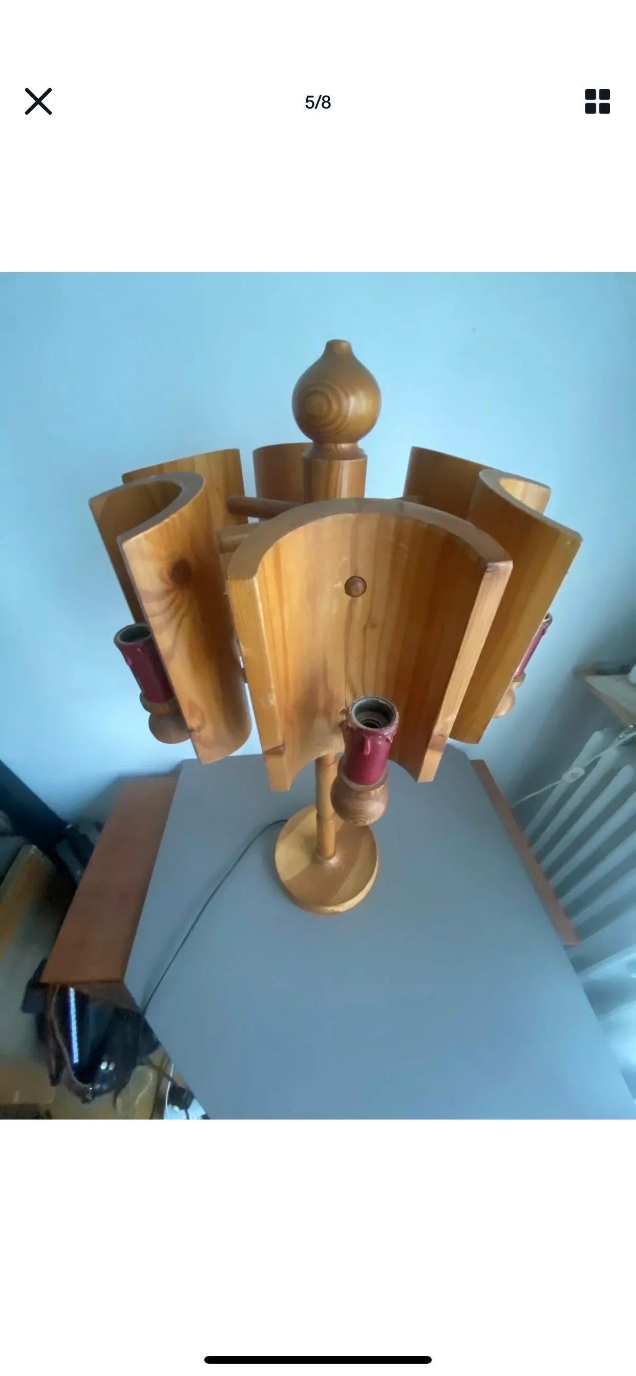 Une lampe de table haute en bois circa 1950 attribuée à Guillerme et Chambron.