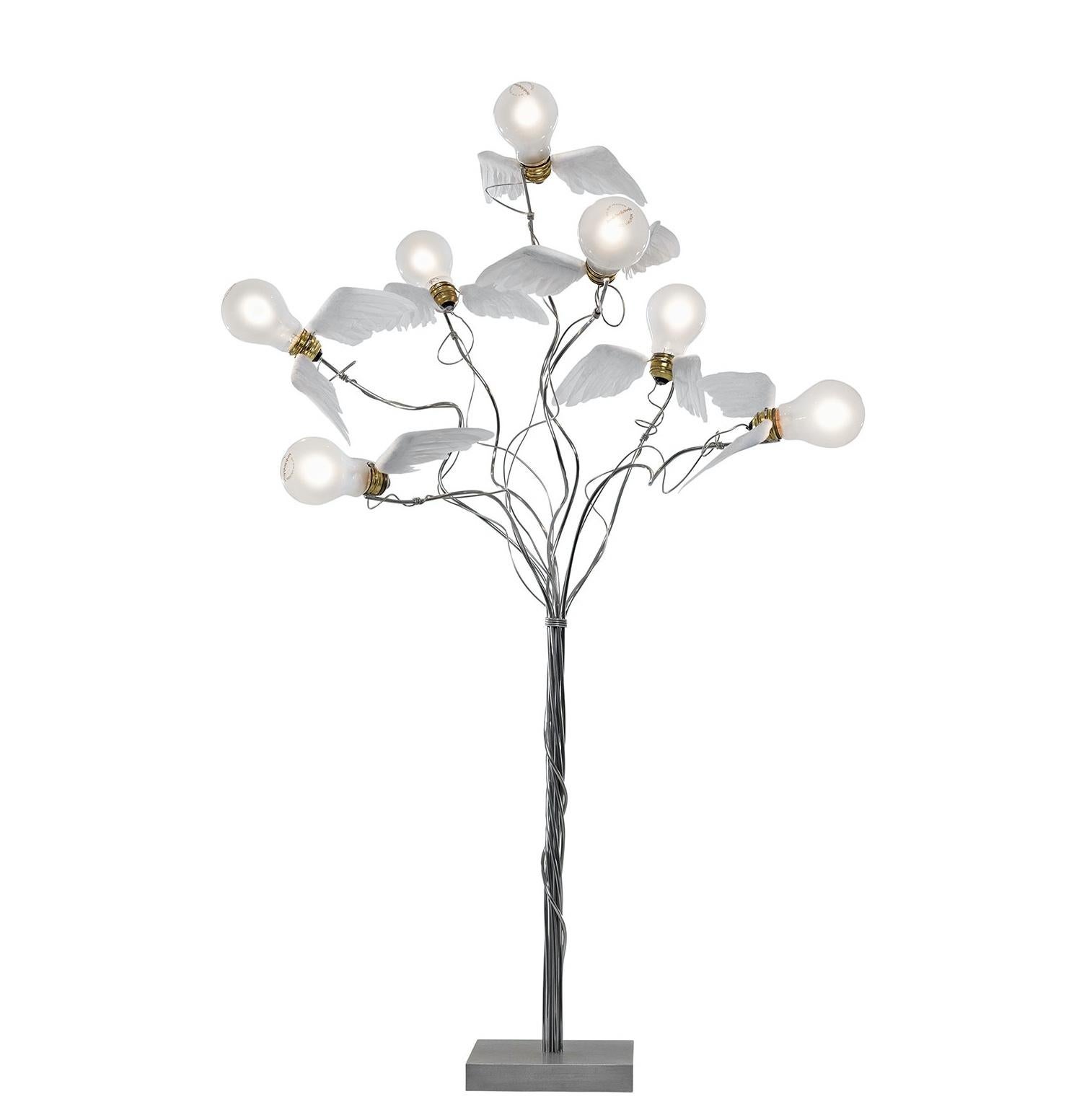 Marque : Ingo Maurer & Team
Modèle : Birdie's Busch LED
Concepteur : Ingo Maurer & Team

Le Birdie's Busch LED est la version LED de l'emblématique Lucellino d'Ingo Maurer. Cette sculpture lumineuse poétique présente sept ailes de plumes d'oie mates