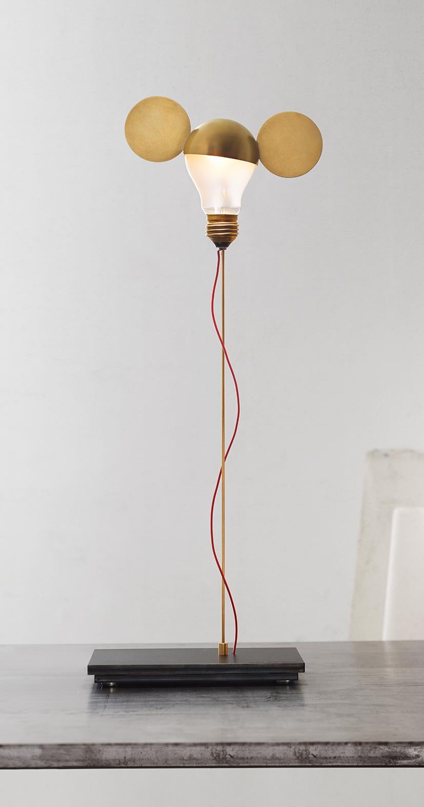 Model: I Ricchi Poveri – Toto (Brass)
Designer: Ingo Maurer
Brand: Ingo Maurer

I Ricchi Poveri – Toto is the iconic table lamp with “ears,” combining humor, poetry, and refined craftsmanship. Equipped with the exclusive Ambient LED light source