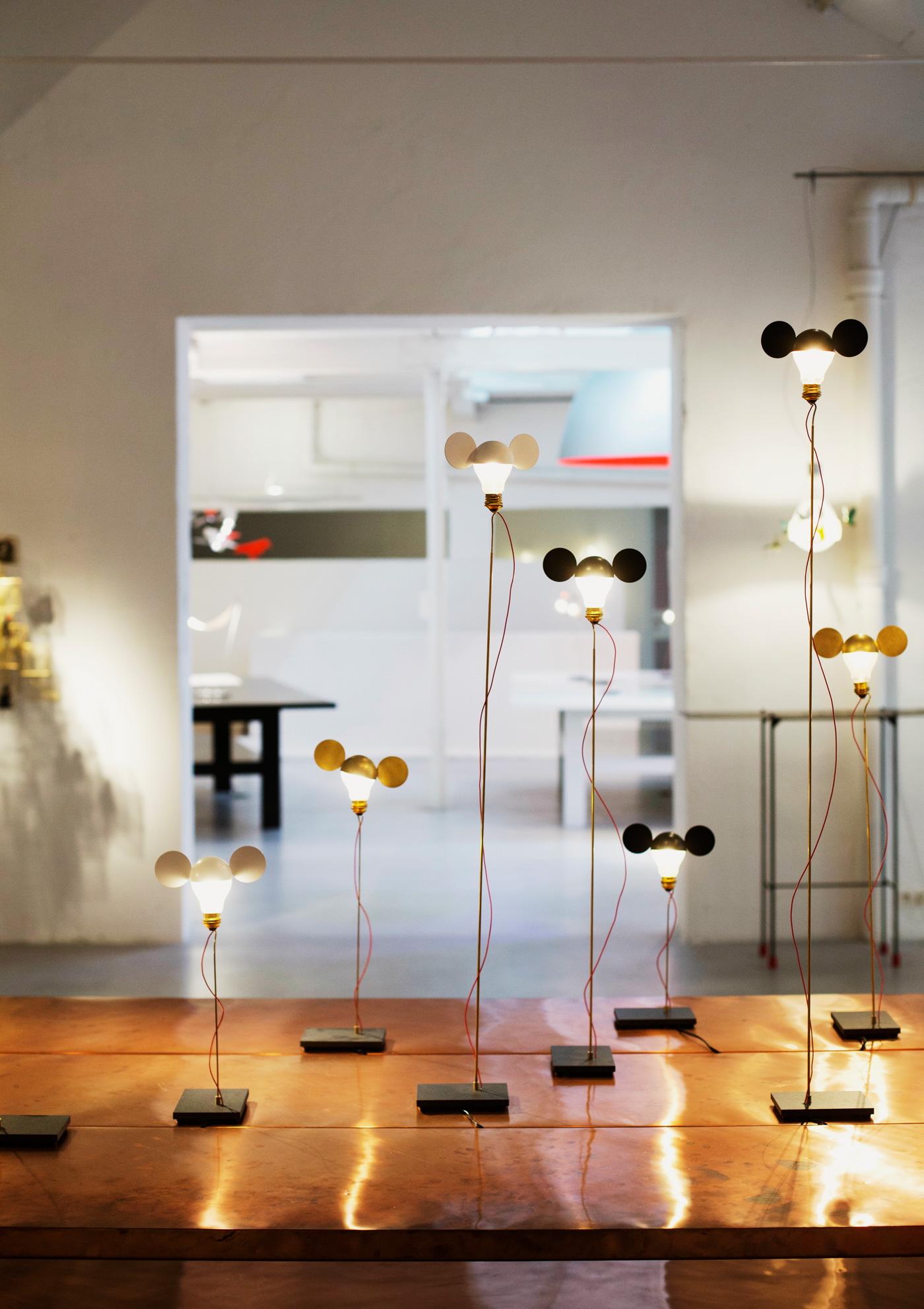 I Ricchi Poveri – Toto (White)
Designer: Ingo Maurer
Brand: Ingo Maurer

I Ricchi Poveri – Toto is the iconic table lamp with “ears,” combining humor, poetry, and refined craftsmanship. Equipped with the exclusive Ambient LED light source developed