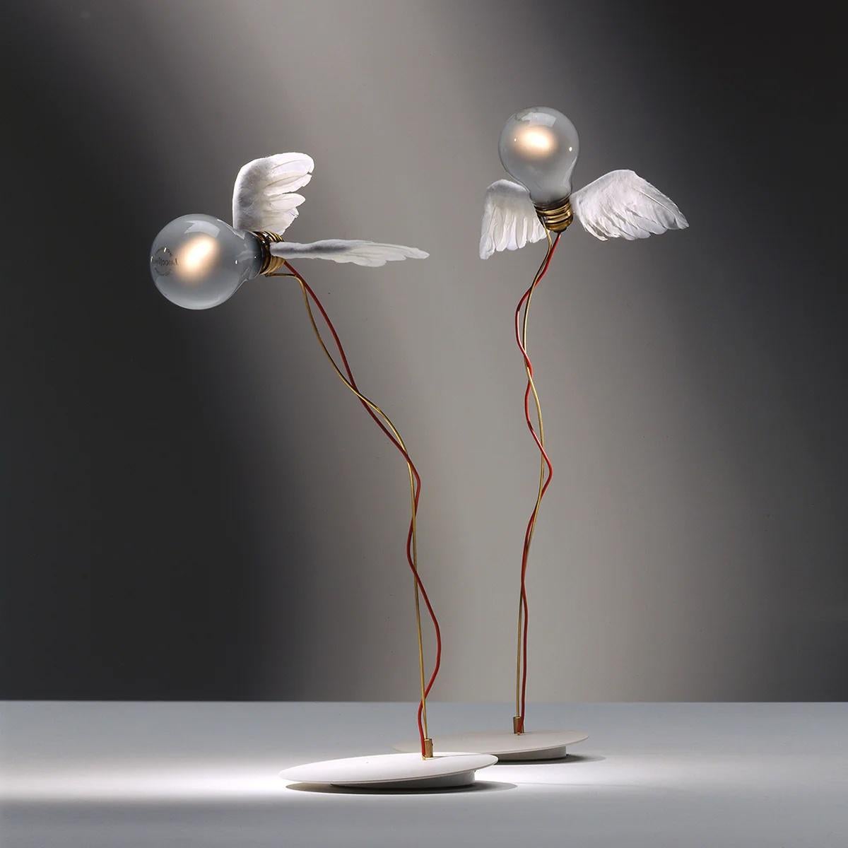 Marca: Ingo Maurer
Model No: Mesa Lucellino
Diseñador: Ingo Maurer

Lucellino Table es la lámpara de sobremesa de la icónica serie Lucellino de Ingo Maurer, con una bombilla alada que parece flotar sobre la superficie, captando la atención y