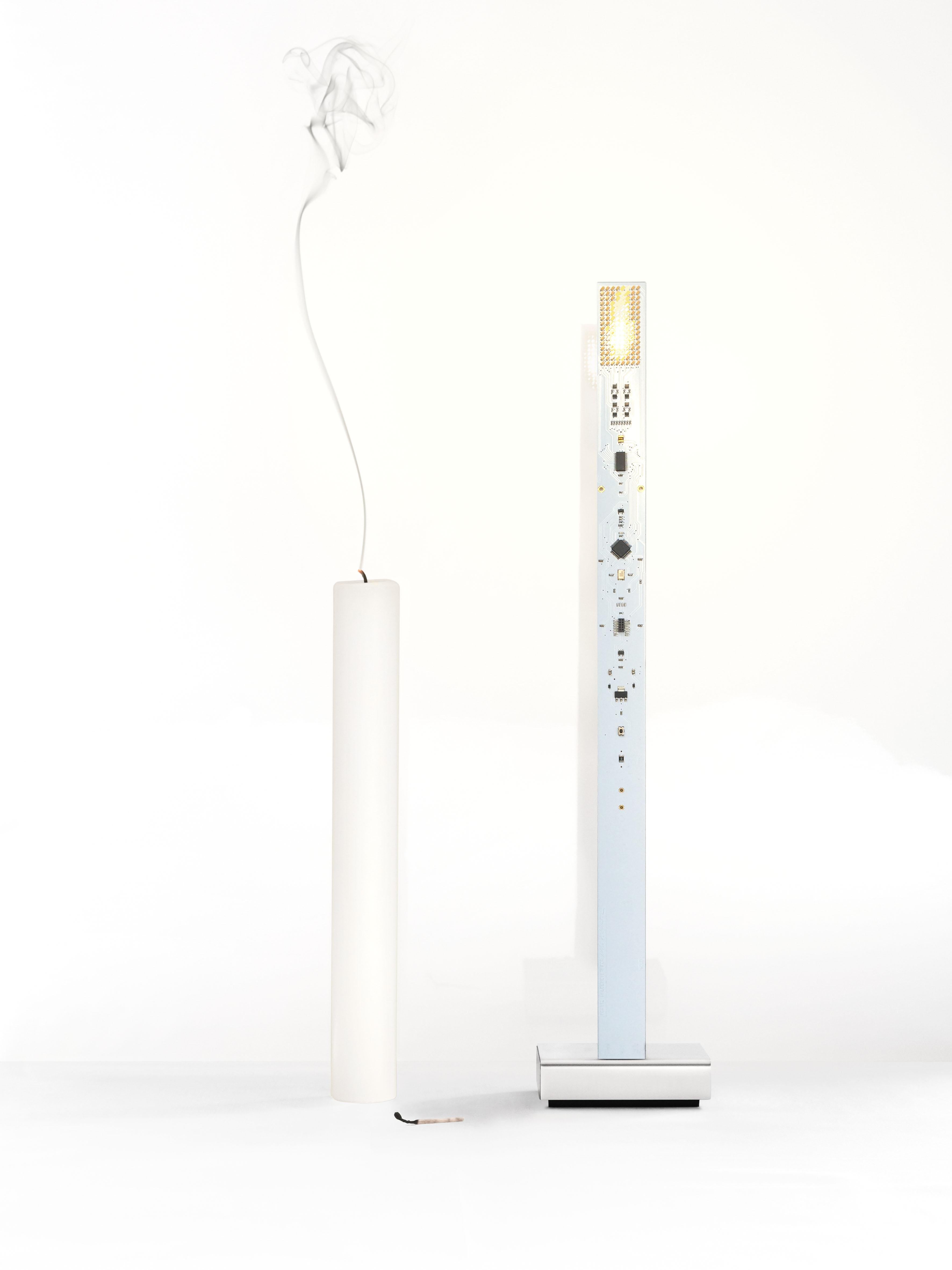 My New Flame - La vela moderna de Ingo Maurer (Color: Blanco)

My New Flame es la versión moderna de una vela clásica. Esta lámpara de mesa móvil, recargable mediante USB, crea una luz acogedora que recuerda a una cena a la luz de las velas.