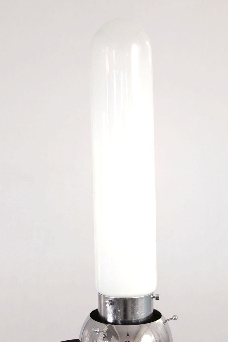 Tischlampe, Italien, 1960er Jahre. Die Leuchte hat einen kugelförmigen, verchromten Sockel mit zusätzlichen Kugeln als Füße, die Leuchte ist unter einem Glasrohr verborgen.

Für detailliertere Bilder können Sie uns gerne kontaktieren.