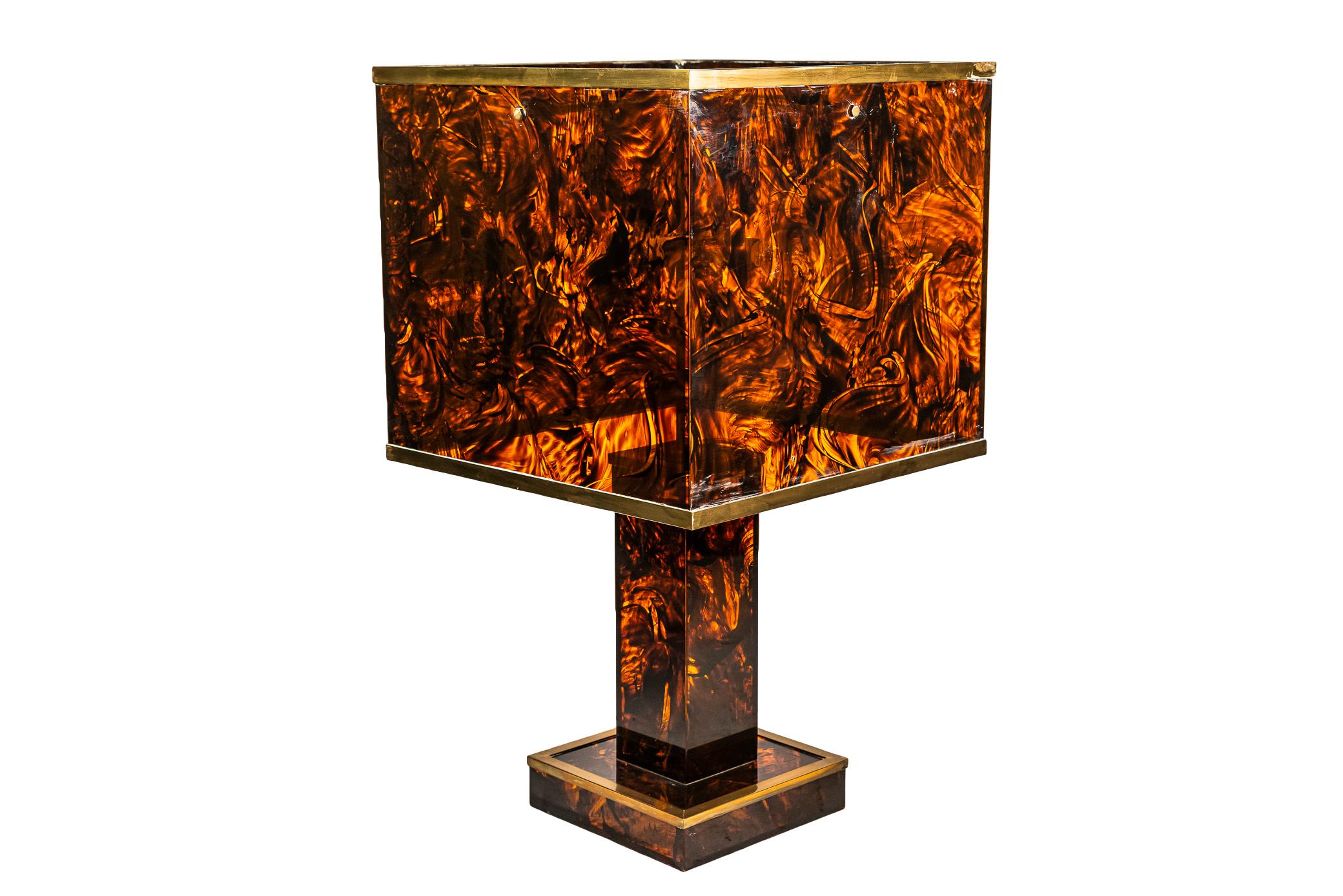 Table lamp,
Plastic in the style of tortoise shell,
Italy, circa 1970.

Measures: width 40 cm, depth 40 cm, height 71 cm.