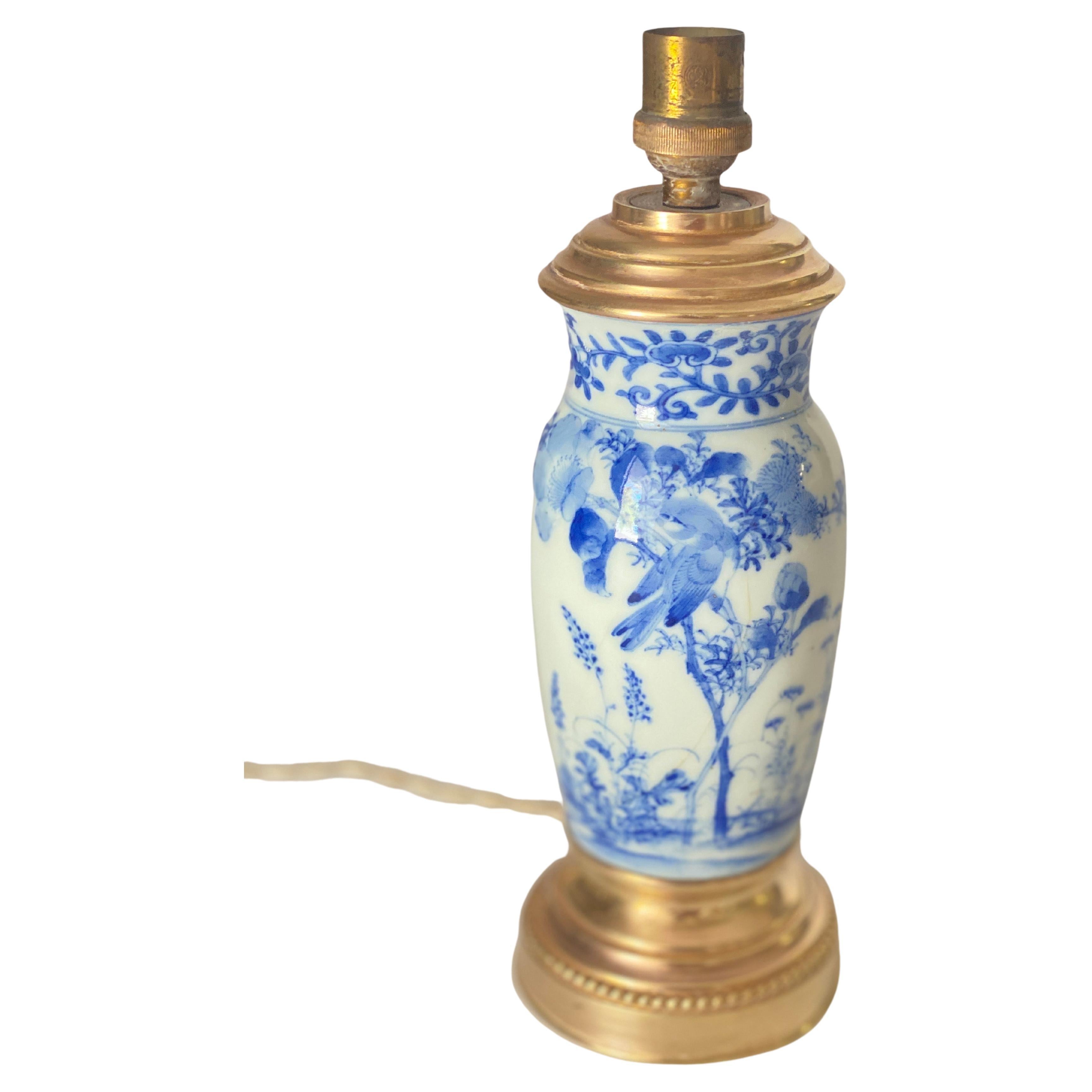 Japonais Lampe de bureau en porcelaine japonaise peinte à la main, en forme de vase, datant d'environ 1910 en vente