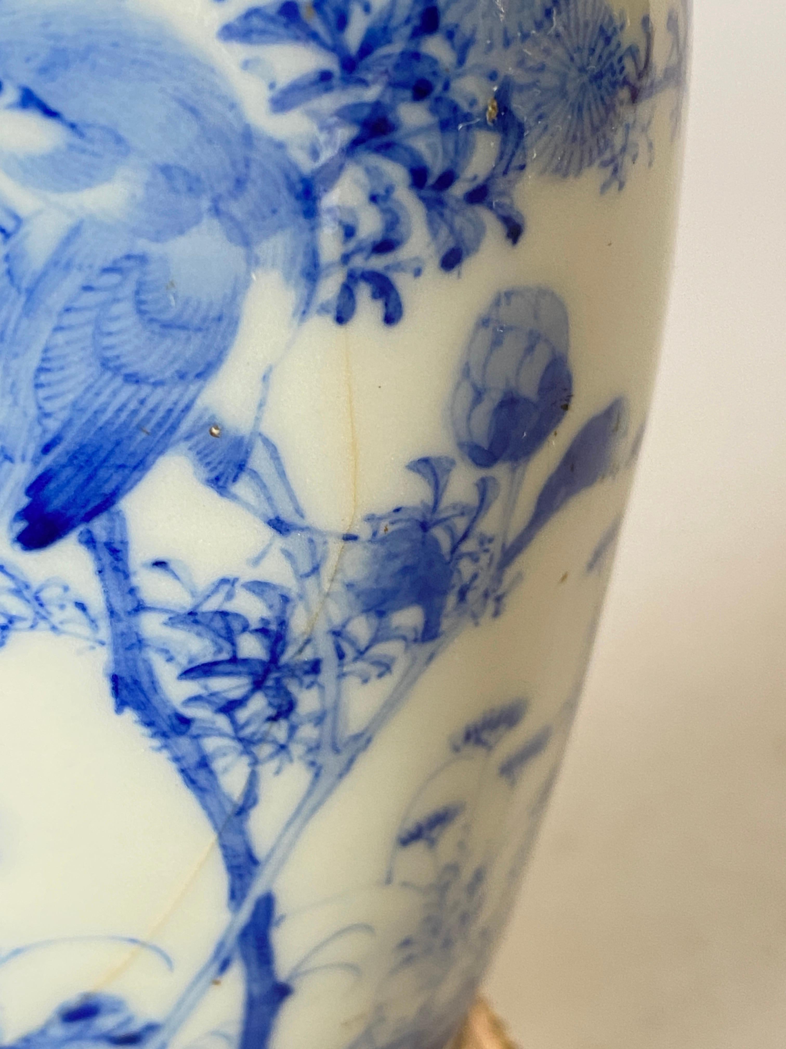 Peint à la main Lampe de bureau en porcelaine japonaise peinte à la main, en forme de vase, datant d'environ 1910 en vente