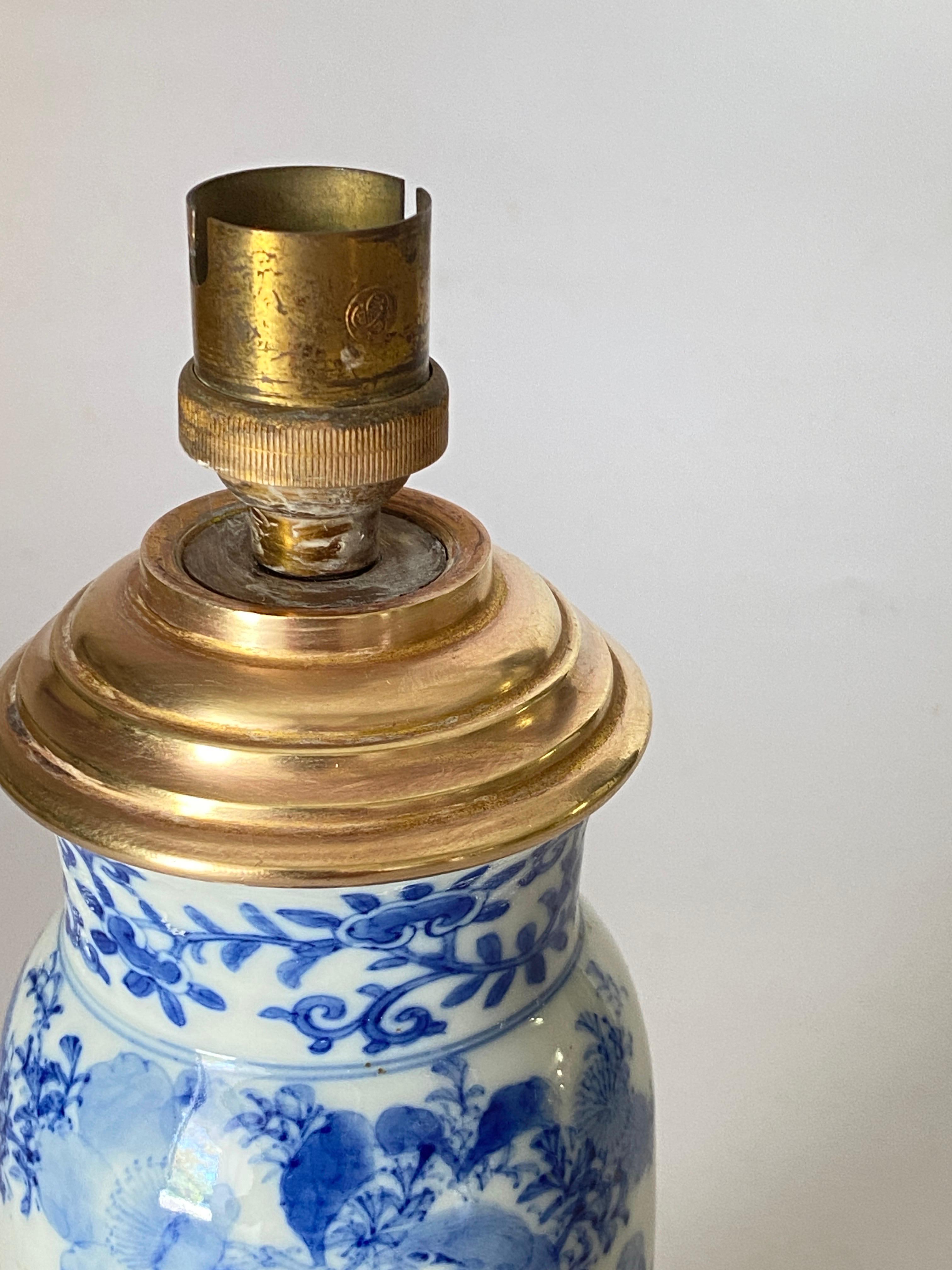 Début du 20ème siècle Lampe de bureau en porcelaine japonaise peinte à la main, en forme de vase, datant d'environ 1910 en vente