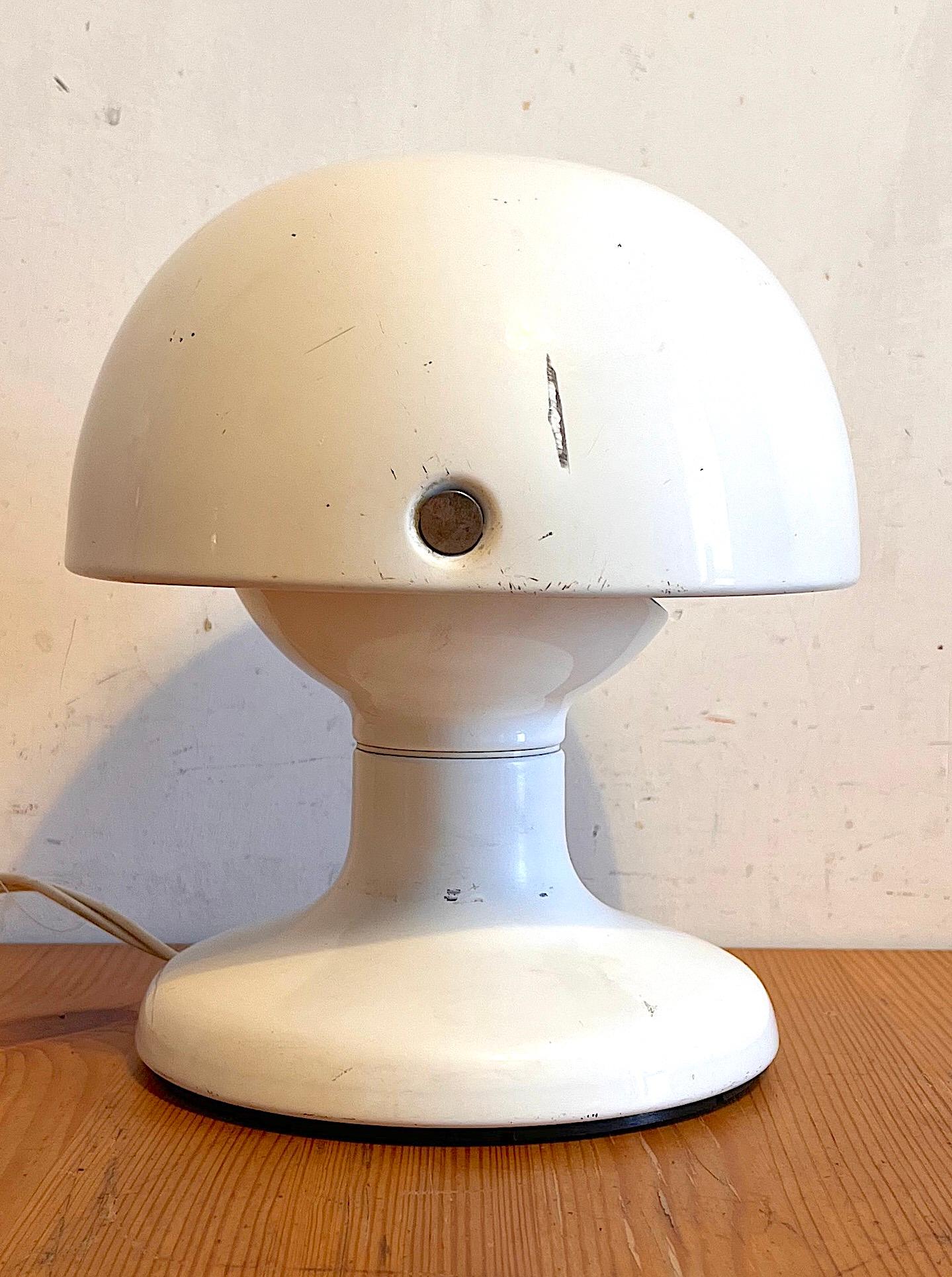 La lampada da tavolo Jucker incarna ed esprime chiaramente lo spirito degli anni Sessanta ed è ancora oggi un carismatico oggetto da collezione, ambito come quando fu presentata per la prima volta nel 1963. Alta solo 21 centimetri, la lampada da