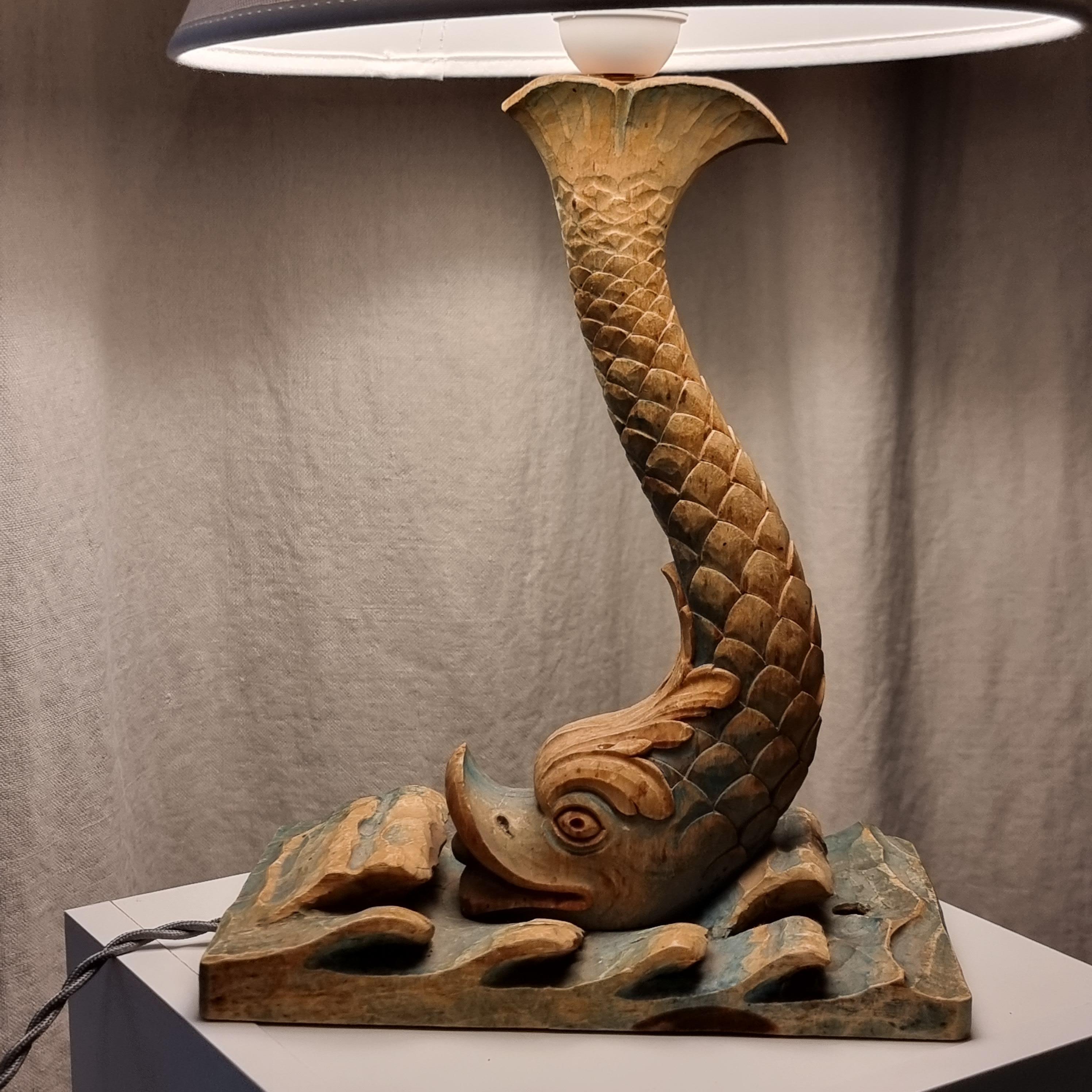 Rara lámpara de mesa de principios de 1900 tallada y pintada a mano con forma de pez koi. Suecia, estilo imperio. Una hermosa joya decorativa para interiores. 

Pantalla no incluida. Recableado. Pequeños signos de envejecimiento y desgaste. Se ha