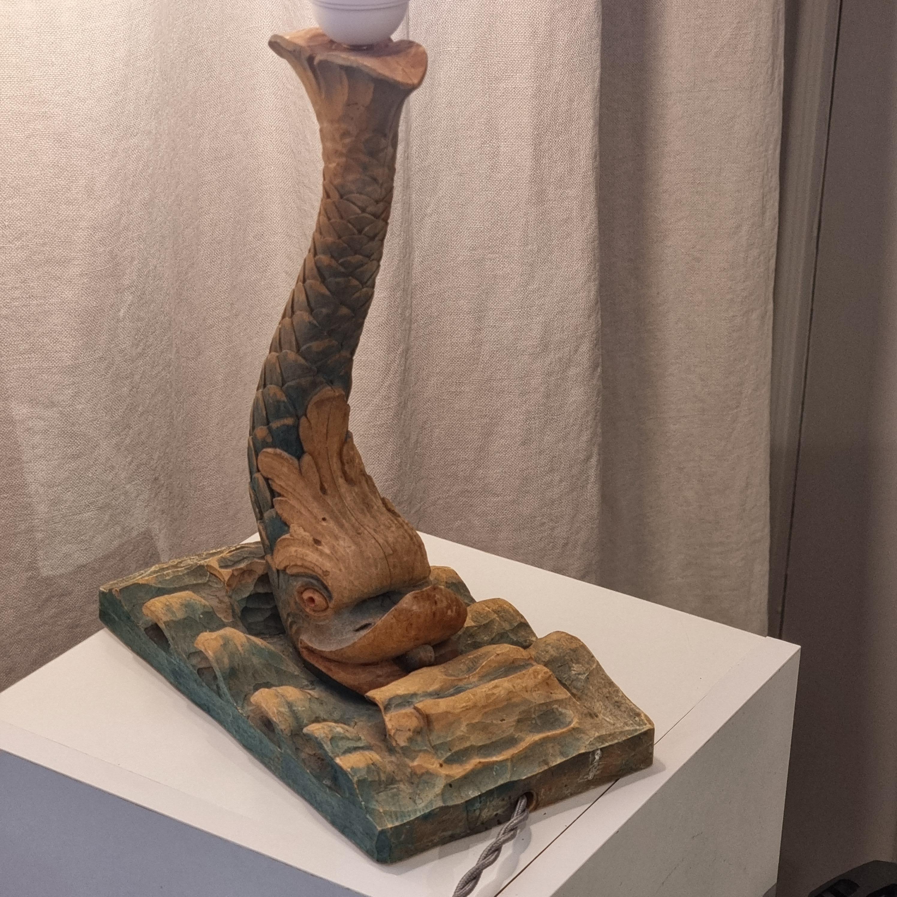Lámpara de mesa, pez Koi, madera tallada y pintada a mano, mediados del siglo XIX. Tallado en venta