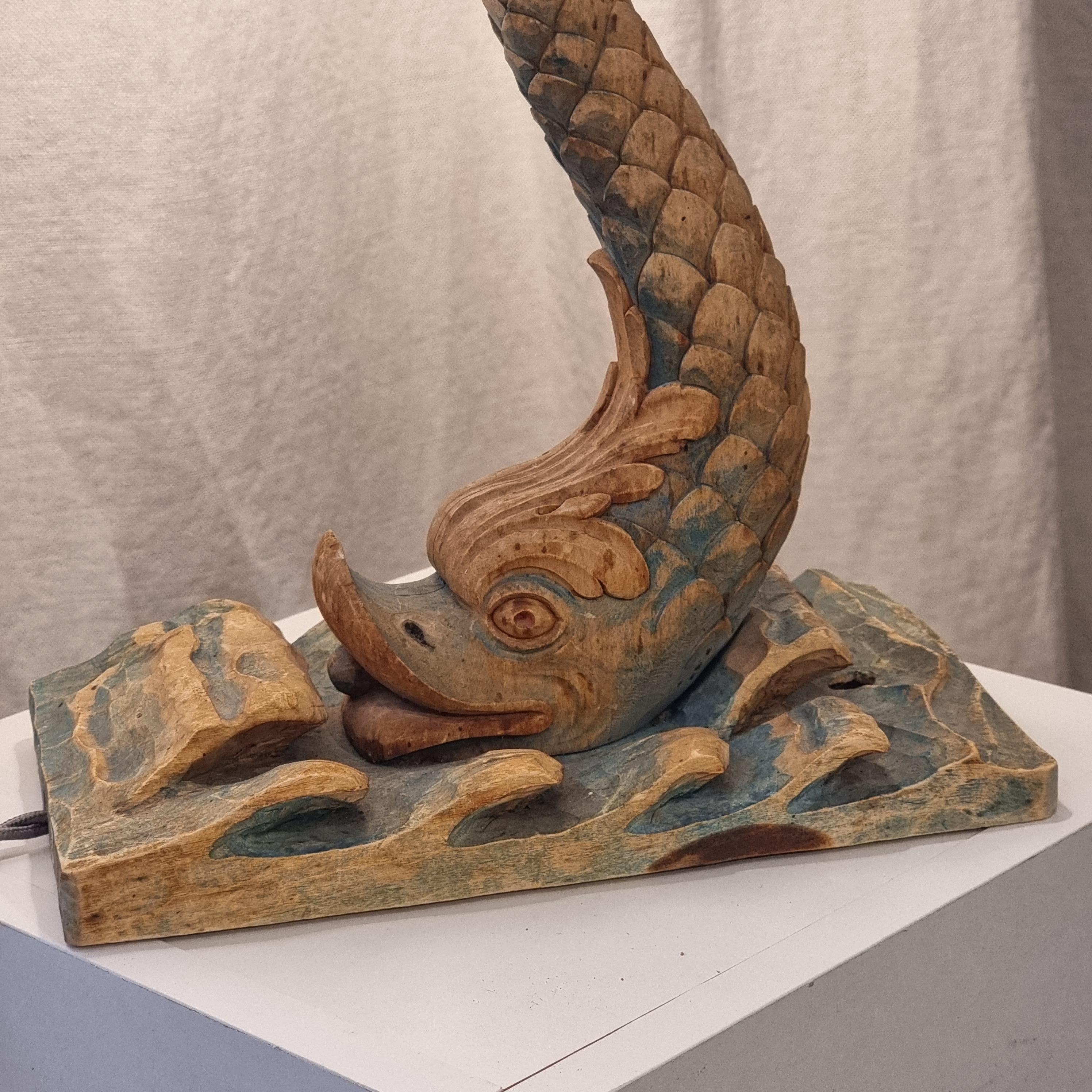 Lámpara de mesa, pez Koi, madera tallada y pintada a mano, mediados del siglo XIX. Madera en venta