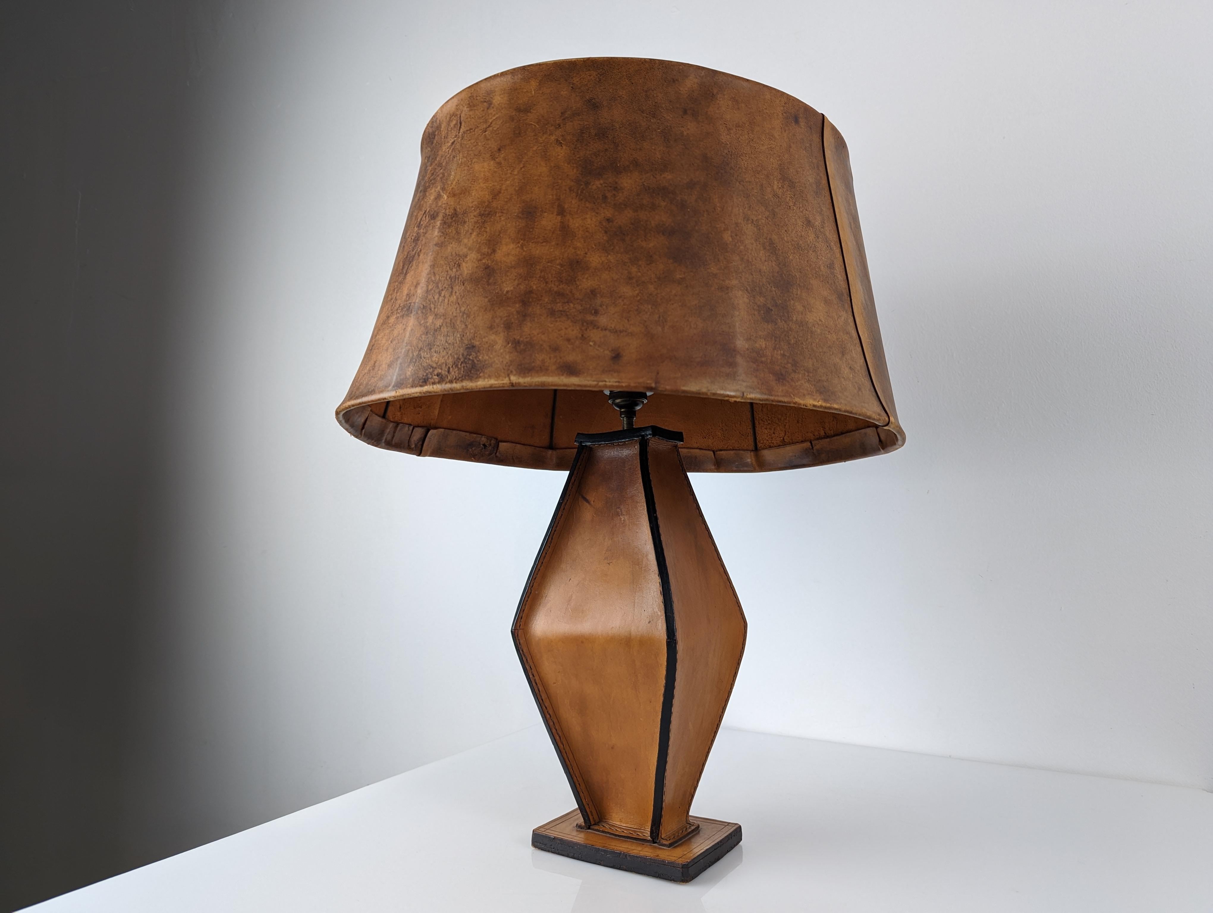 Fantastic lamp made entirely of sewn leather including the original lampshade, a wonderful piece from the 1940s in what may be a unique model by the great French designer and architect Jacques Adnet.

Total dimensions: 50 cm high x 46 cm wide

Lamp