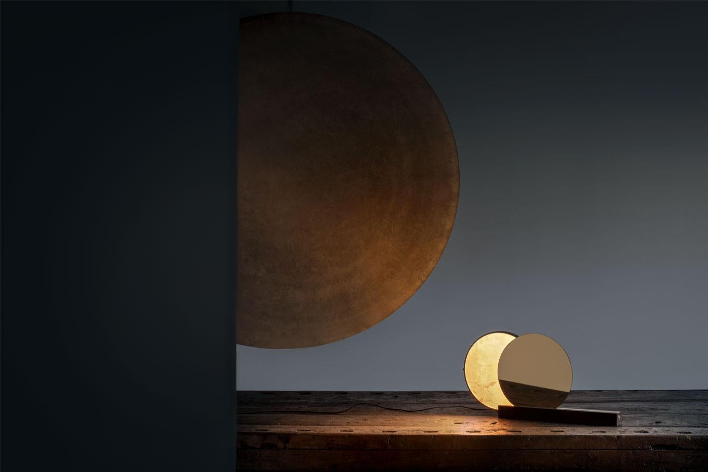 L'Alchimie, conçue par Giulia Archimede en collaboration avec l'équipe de développement de produits Catellani & Smith, explore le dialogue éternel entre les opposés : la lumière et l'obscurité, le Soleil et la Lune. La lampe est conçue comme une