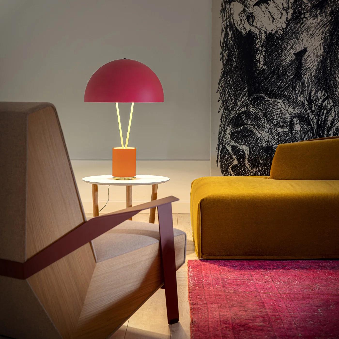 Conçue par Enzo Catellani pour Catellani & Smith, l'Eleg SIGLI est une lampe de table vibrante et élégante qui incarne l'utilisation joyeuse de la couleur introduite avec la collection Design/One en 2004. La couleur devient ici un message de